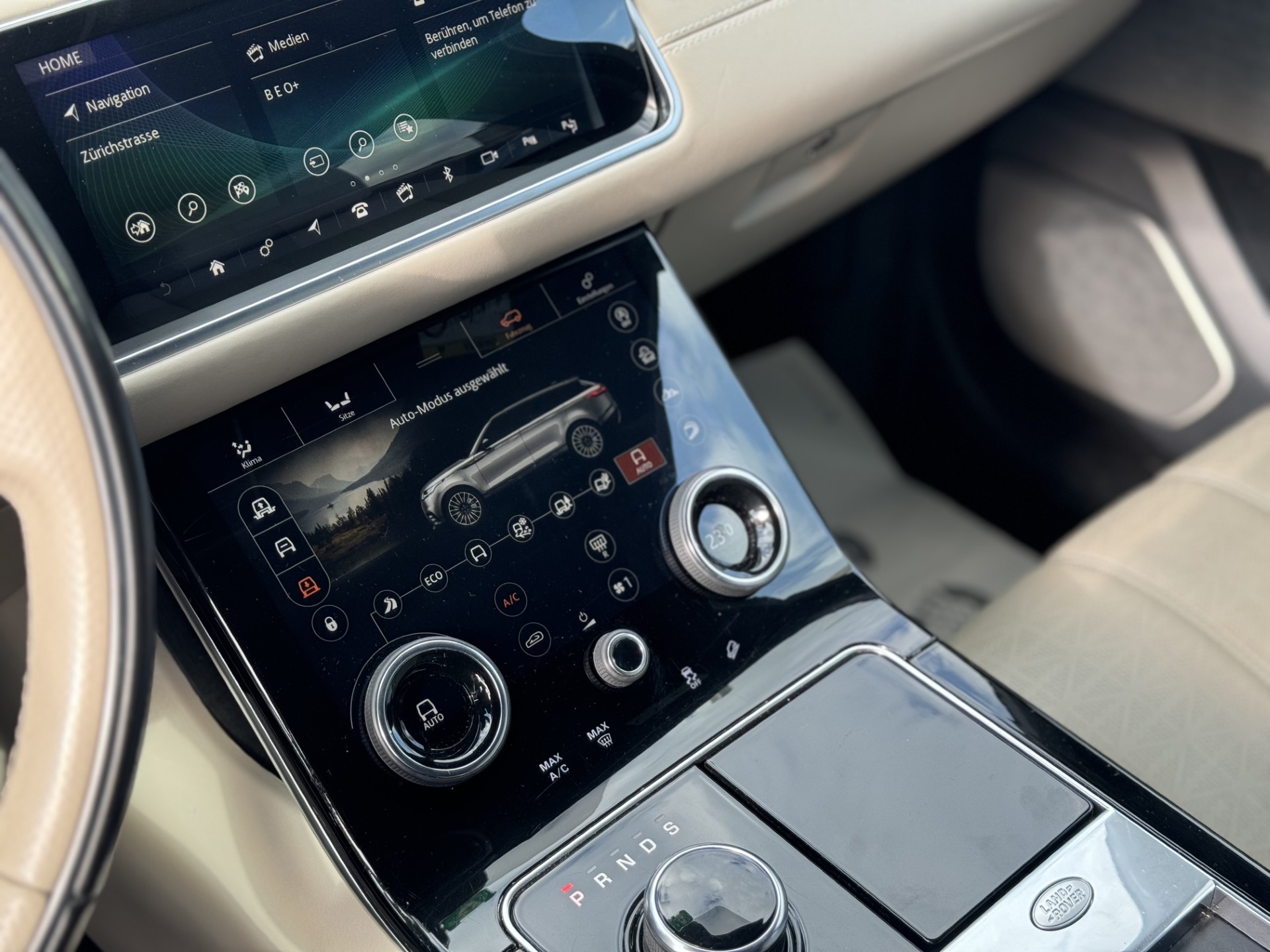 LAND ROVER Range Rover Velar R-Dynamic D 300 Automatic-image-15