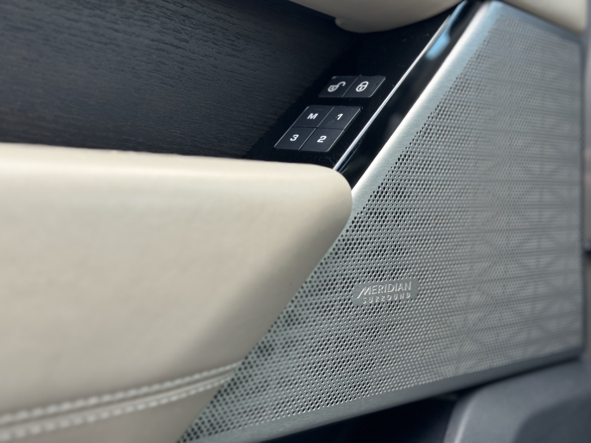 LAND ROVER Range Rover Velar R-Dynamic D 300 Automatic-image-17
