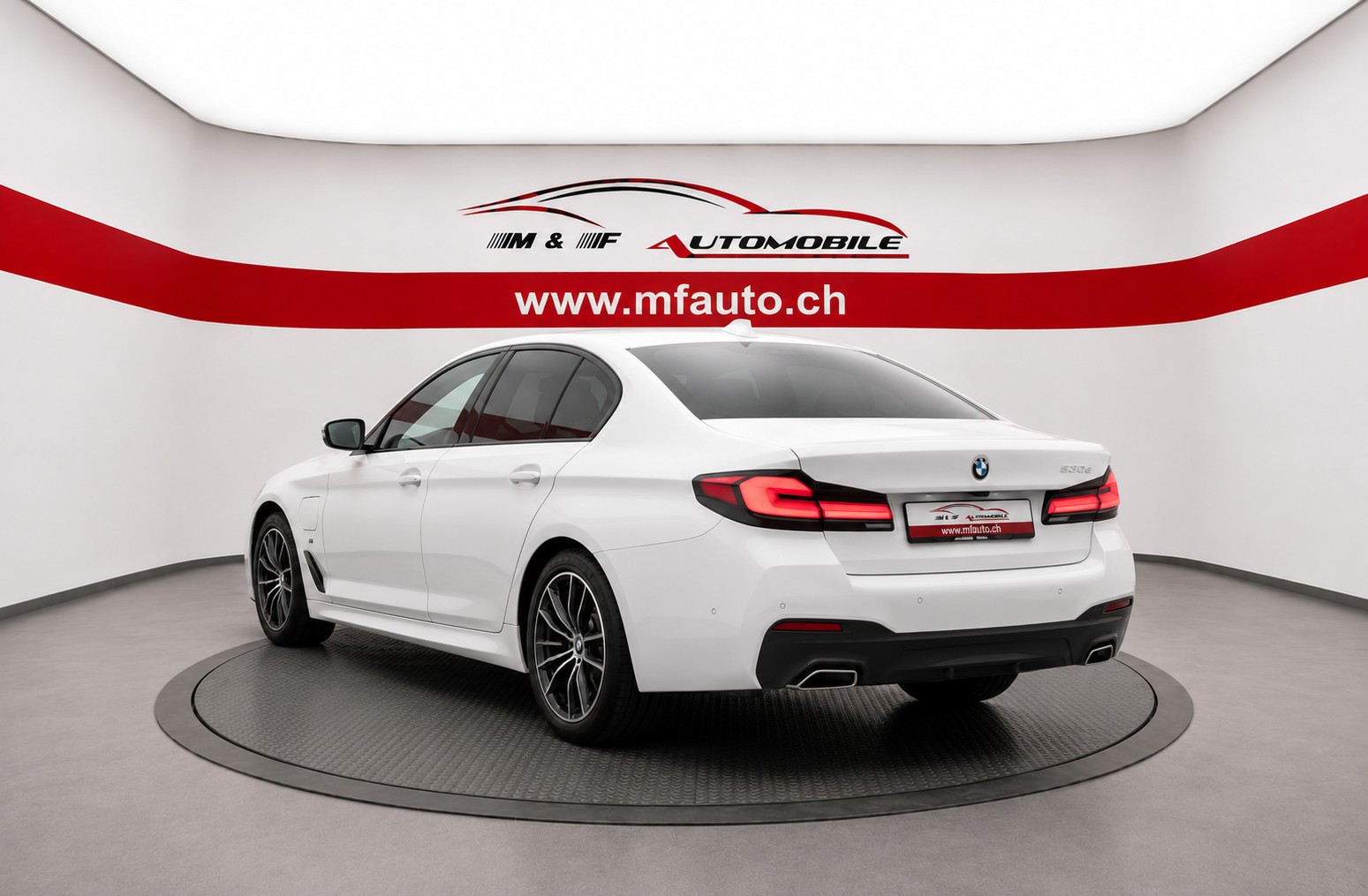 BMW 530e xDrive SAG M-SPORTCH FAHRZEUG AUS 1. HAND-showroom-element-2