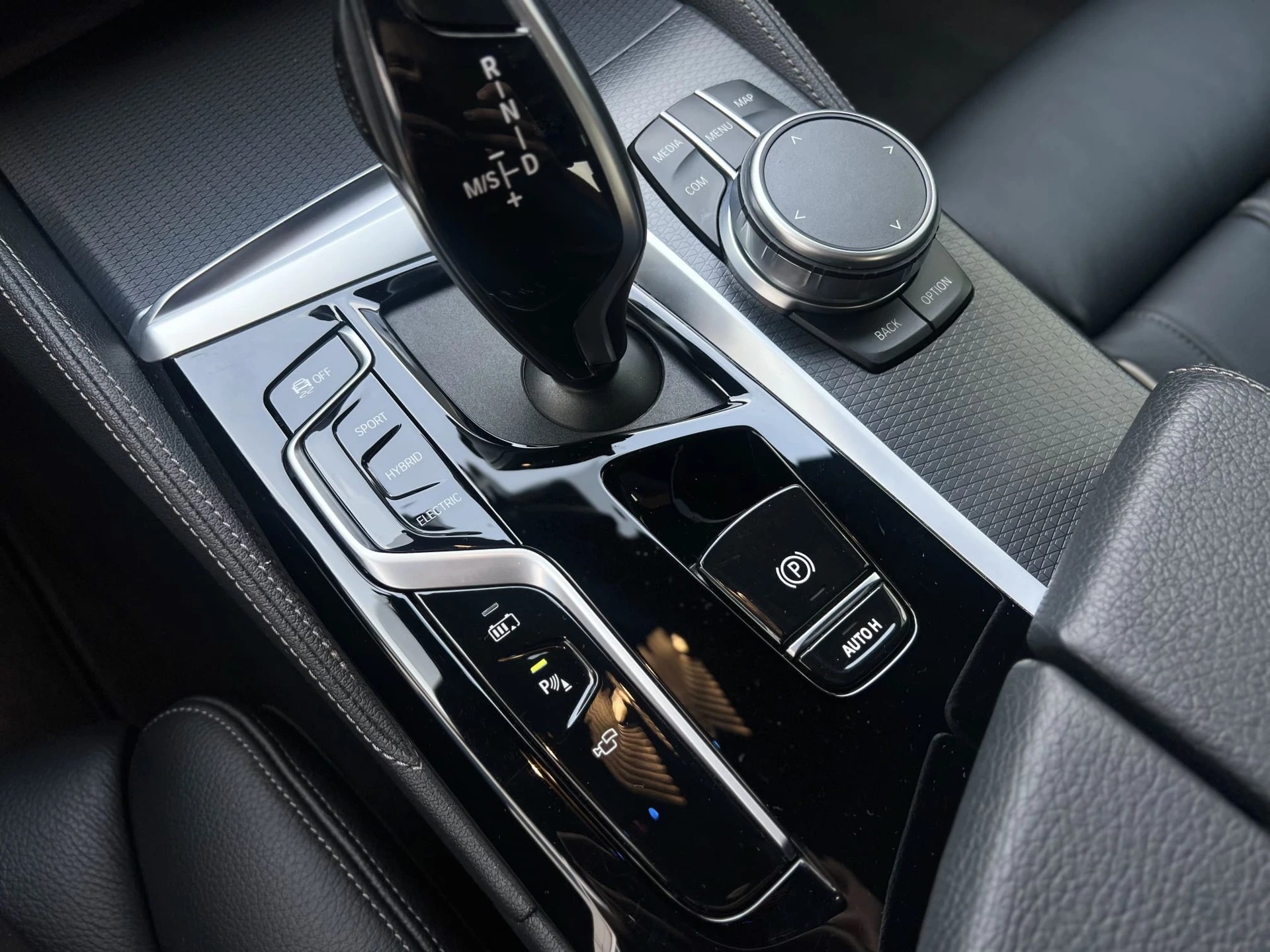 BMW 530e xDrive SAG M-SPORTCH FAHRZEUG AUS 1. HAND-image-21