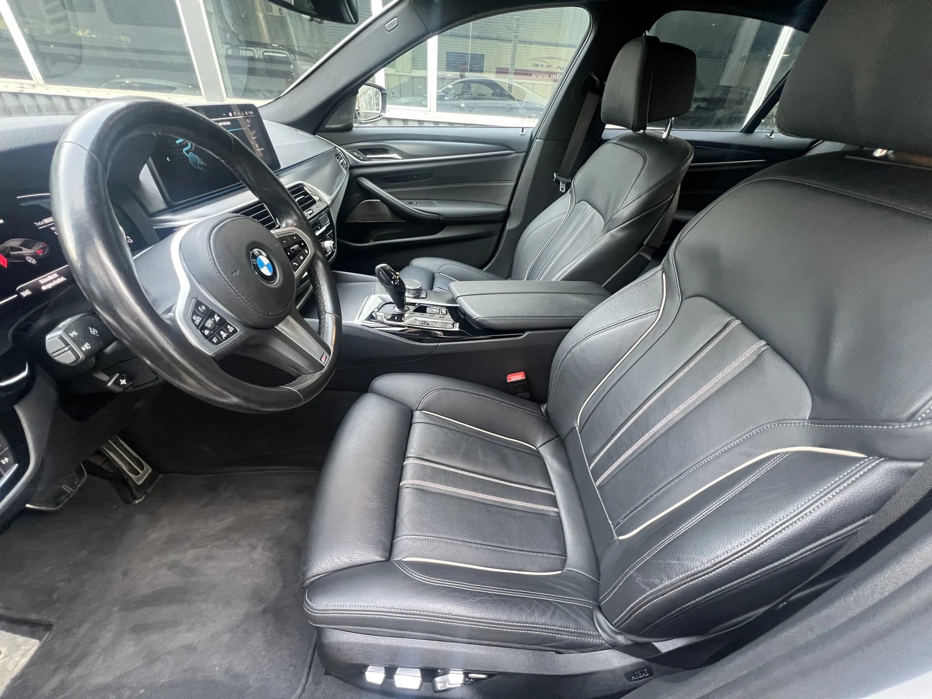 BMW 530e xDrive SAG M-SPORTCH FAHRZEUG AUS 1. HAND-image-6