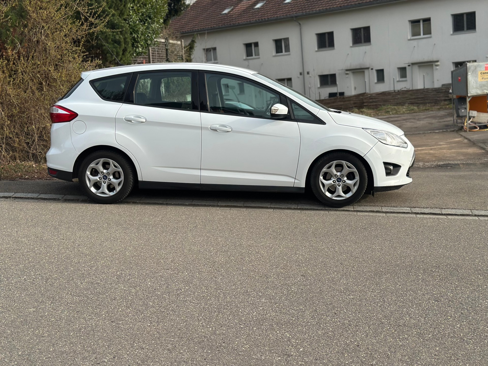 FORD C-Max 1.0 SCTi Titanium-image-4