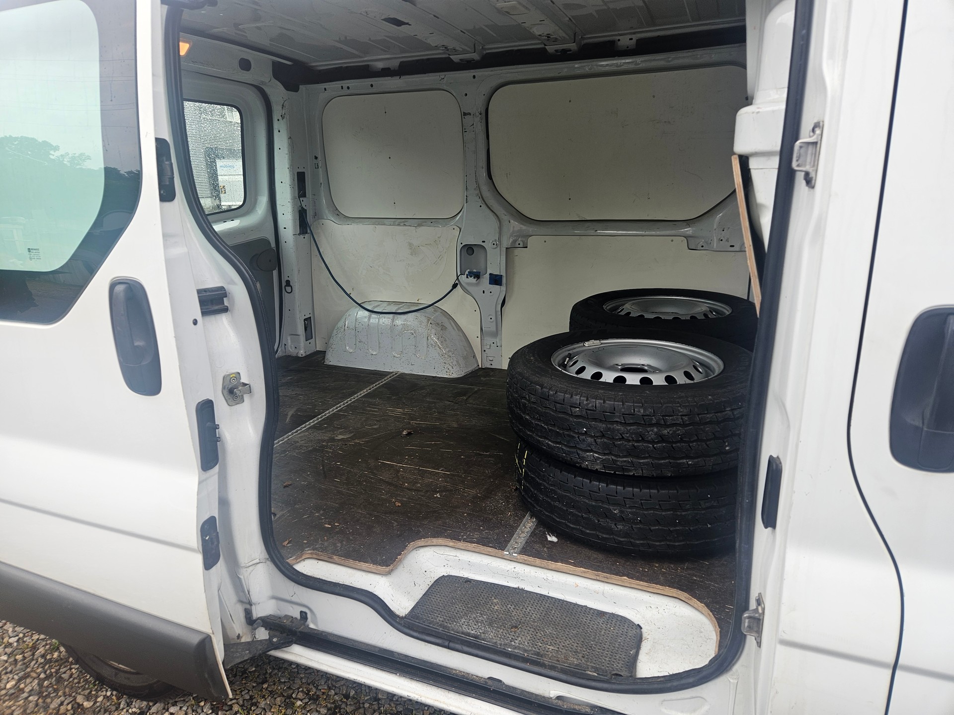 RENAULT Trafic 2.0 dCi 115 2.9t L2H1-image-13