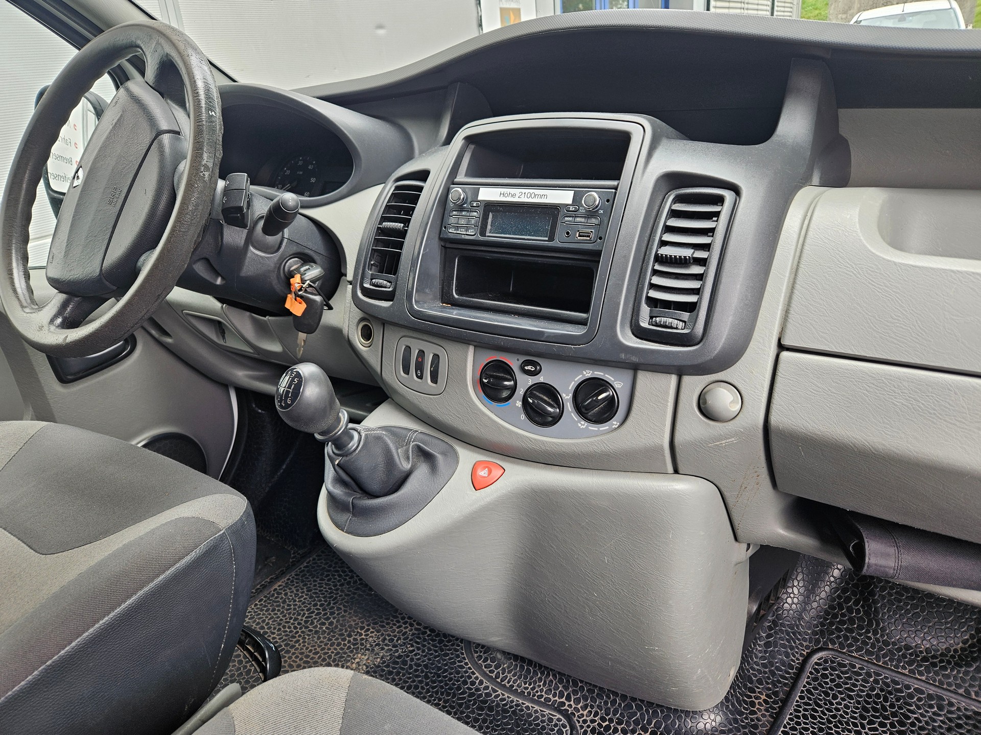 RENAULT Trafic 2.0 dCi 115 2.9t L2H1-image-9