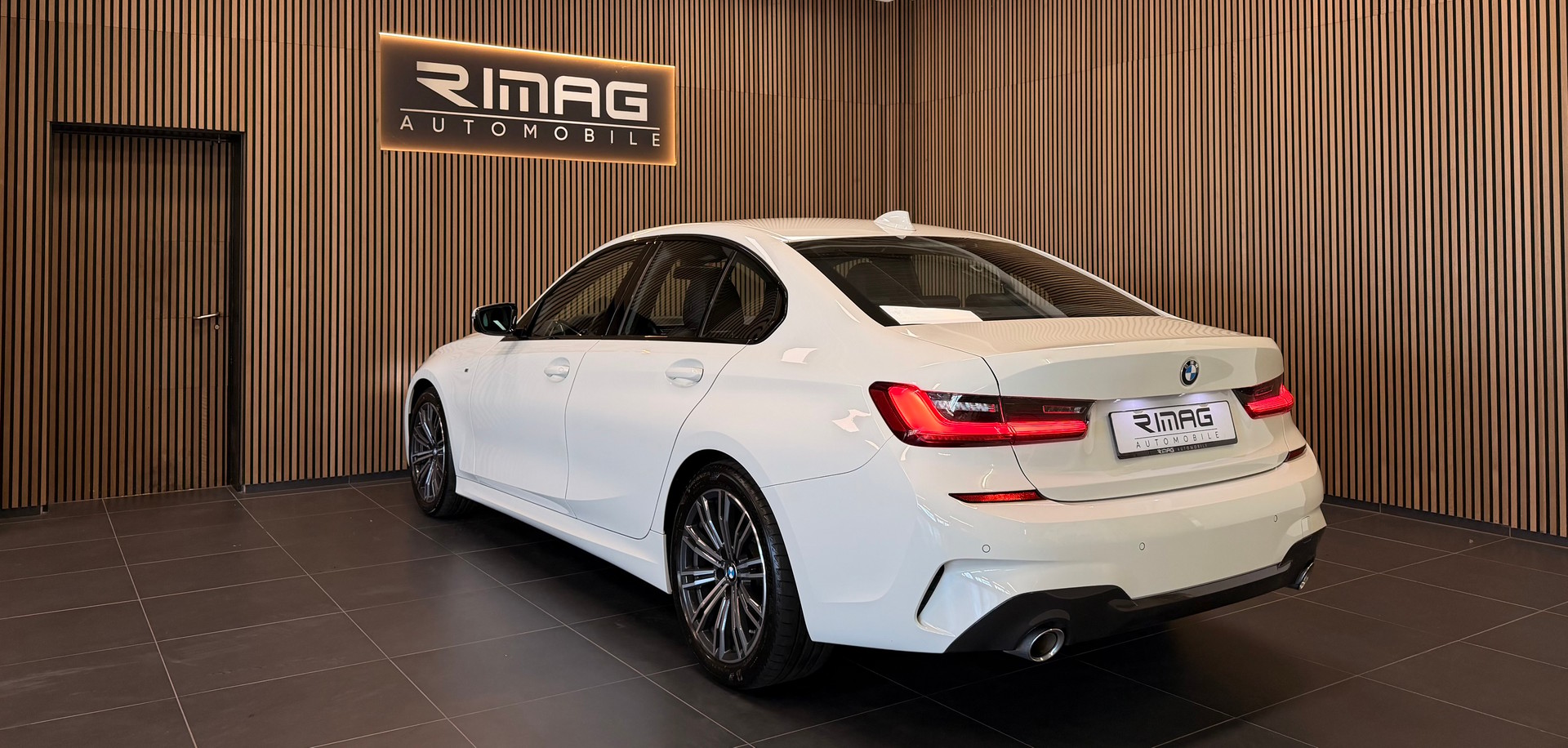 BMW 318i Steptronic M Sport | Unfallfrei | CarVertical | 8-fach bereift mit Felgen-image-10