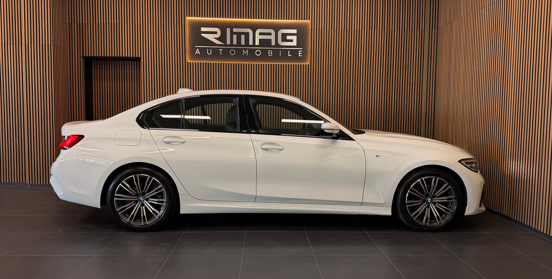 BMW 318i Steptronic M Sport | Unfallfrei | CarVertical | 8-fach bereift mit Felgen-image-11