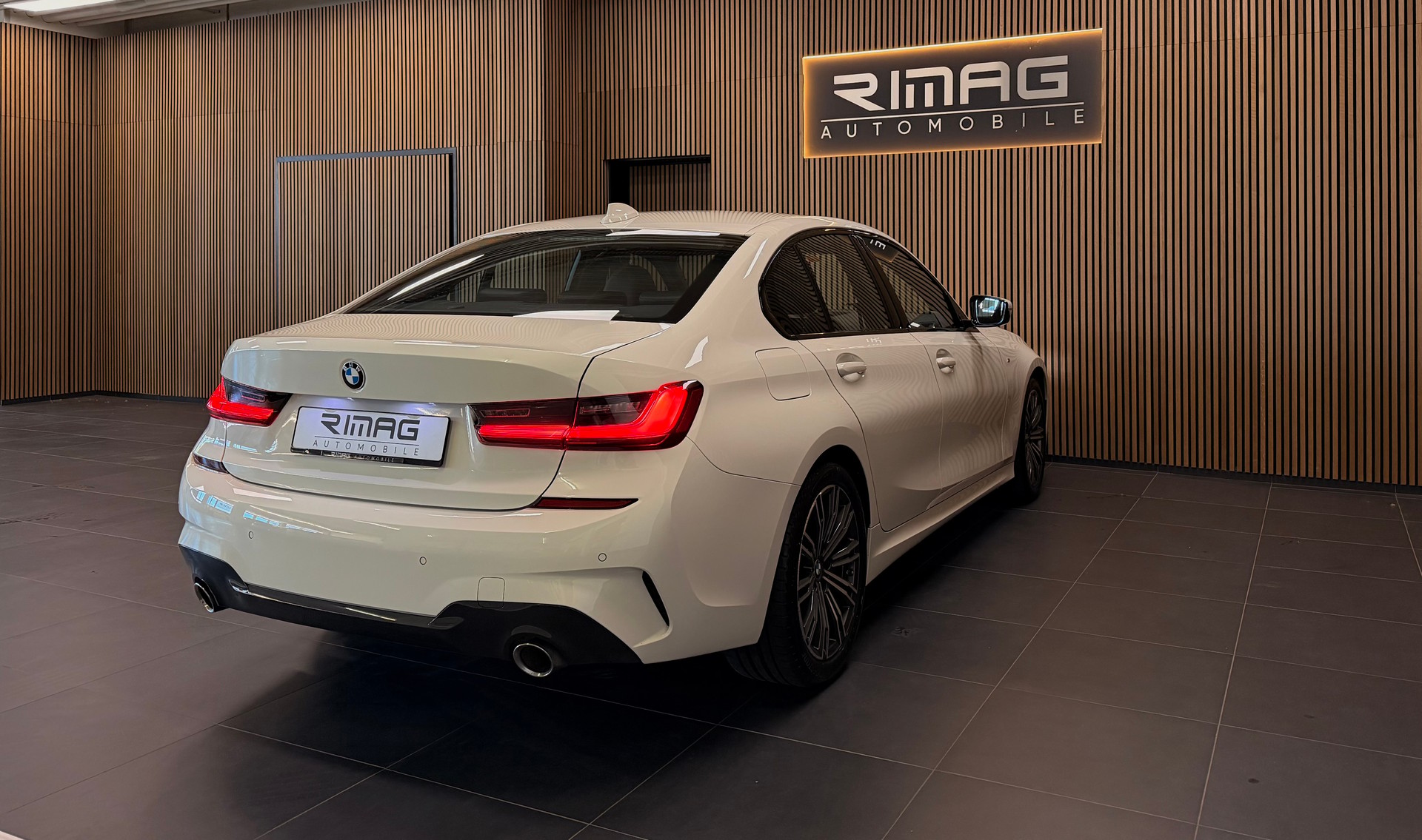 BMW 318i Steptronic M Sport | Unfallfrei | CarVertical | 8-fach bereift mit Felgen-image-9