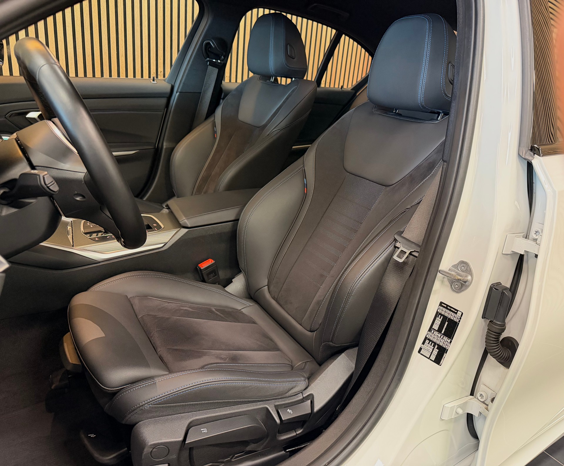 BMW 318i Steptronic M Sport | Unfallfrei | CarVertical | 8-fach bereift mit Felgen-image-16