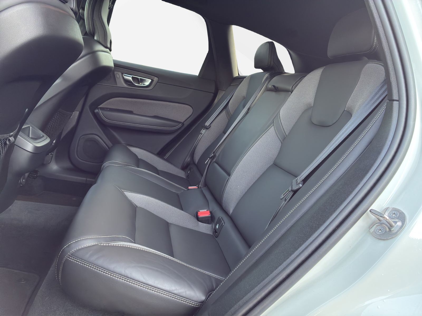 VOLVO XC60 2.0 B5 MH Plus Dark AWD-image-13