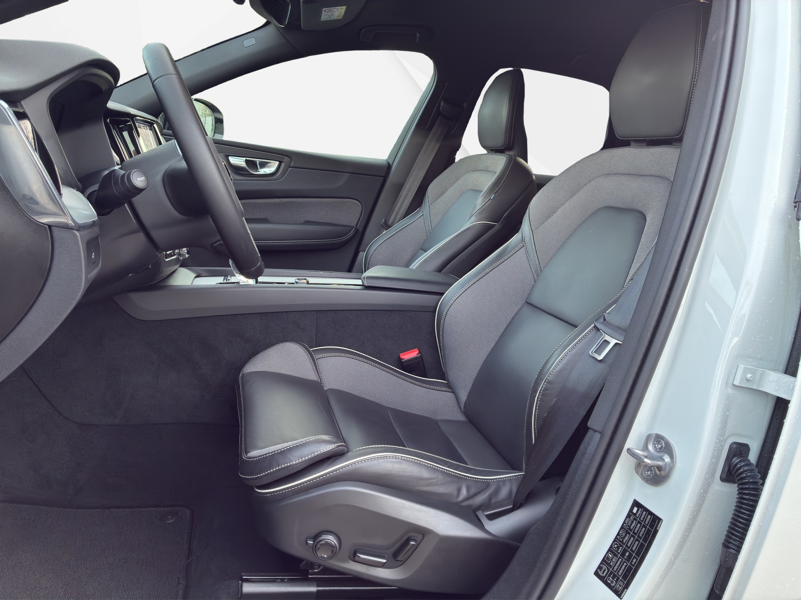 VOLVO XC60 2.0 B5 MH Plus Dark AWD-image-9