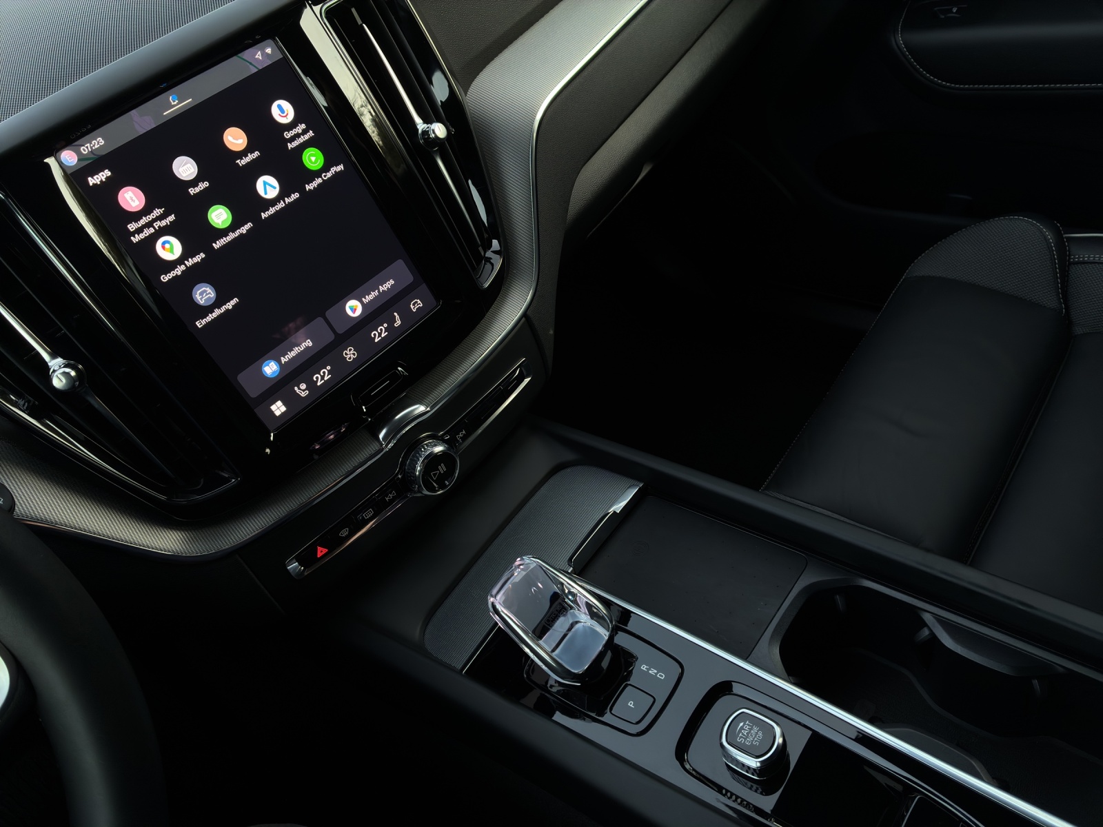 VOLVO XC60 2.0 B5 MH Plus Dark AWD-image-16