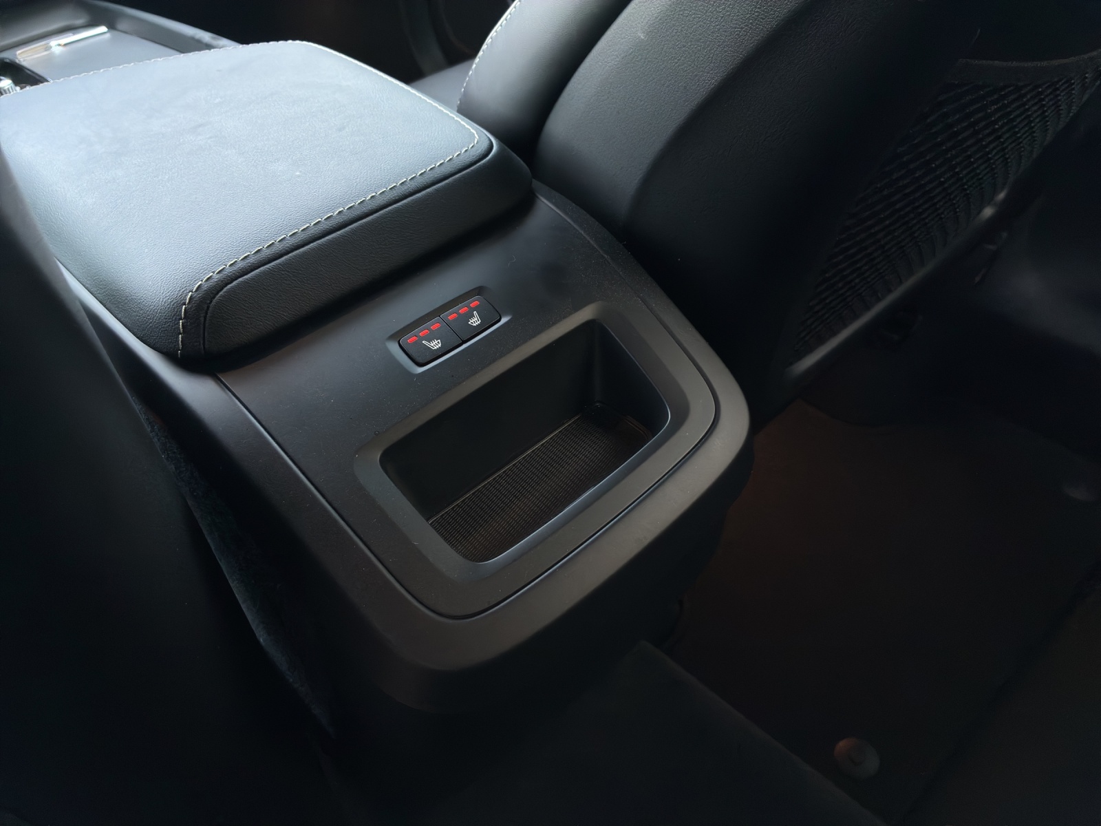 VOLVO XC60 2.0 B5 MH Plus Dark AWD-image-17