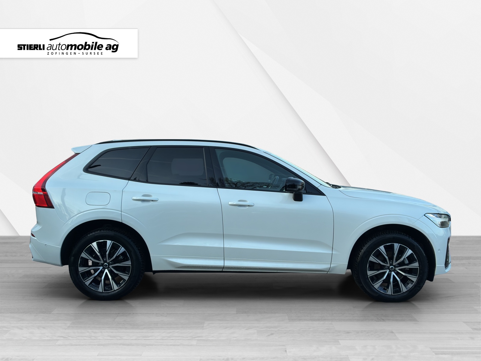 VOLVO XC60 2.0 B5 MH Plus Dark AWD-showroom-element-3