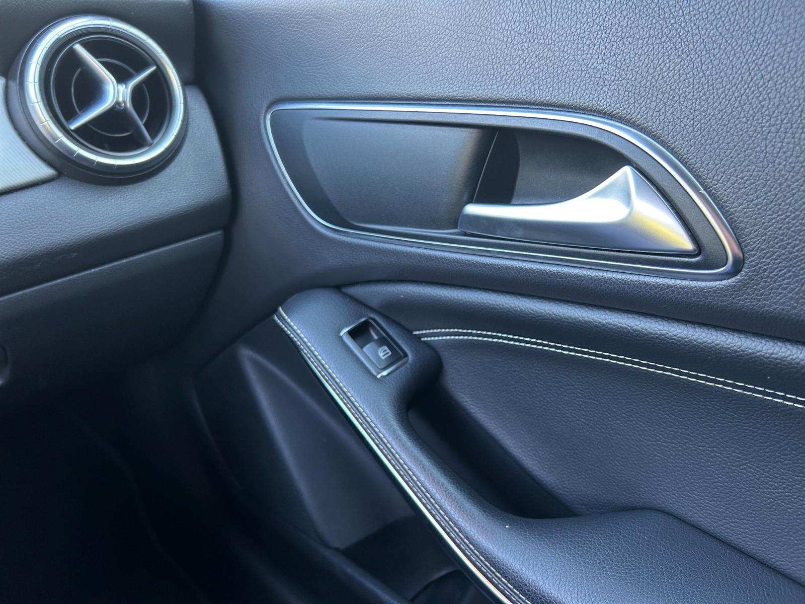 MERCEDES-BENZ CLA 200 AMG Line-image-19