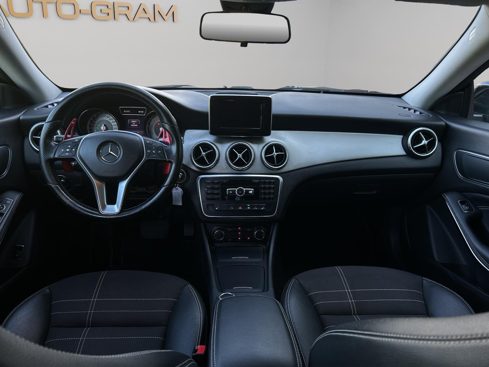 MERCEDES-BENZ CLA 200 AMG Line-image-13