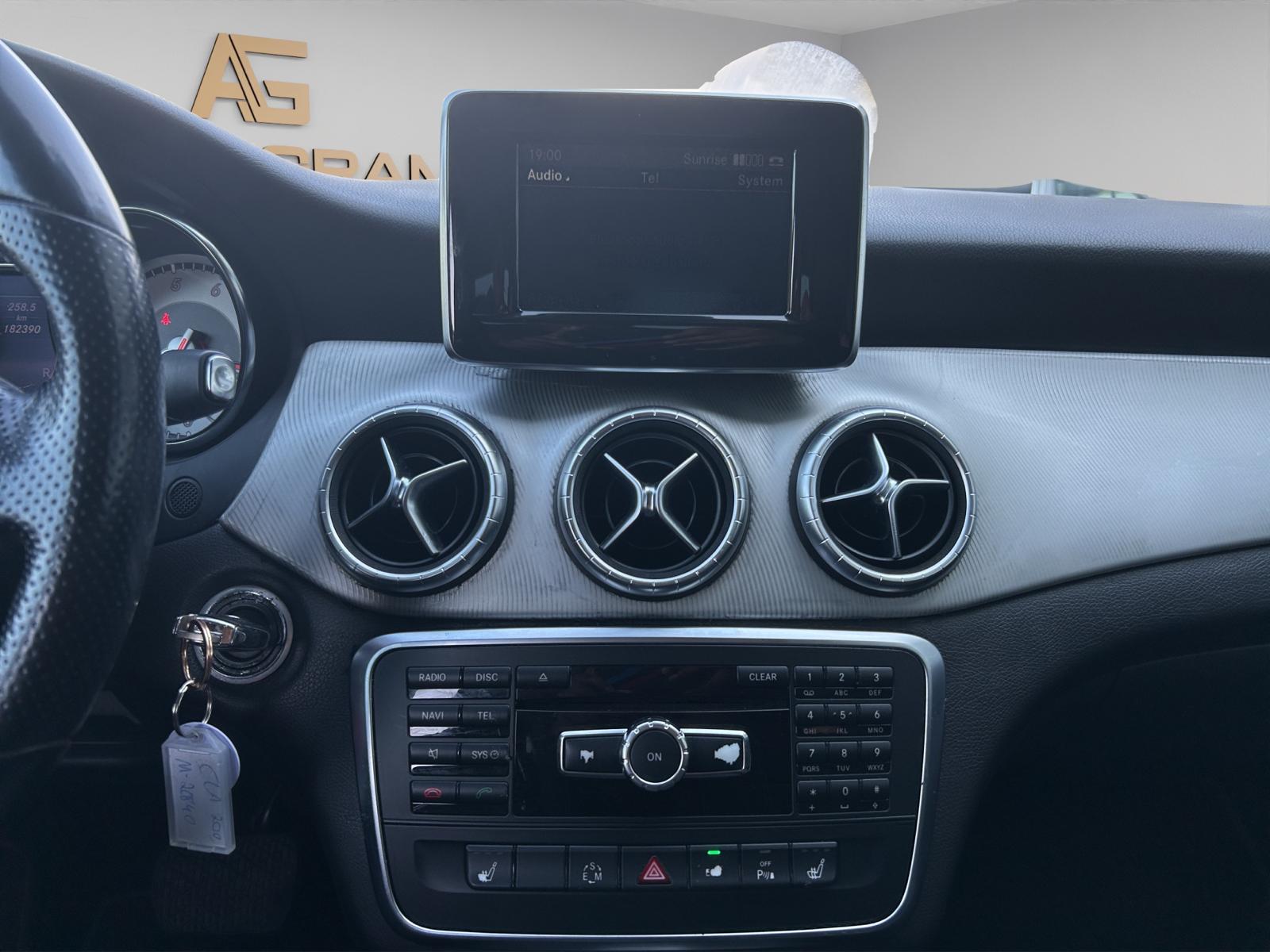 MERCEDES-BENZ CLA 200 AMG Line-image-17