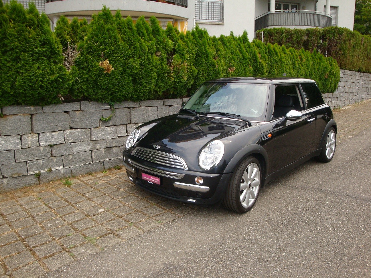 MINI One-showroom-element-2