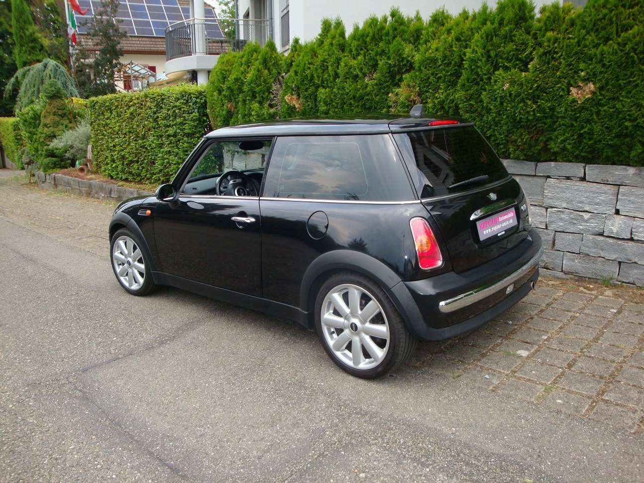 MINI One-showroom-element-3
