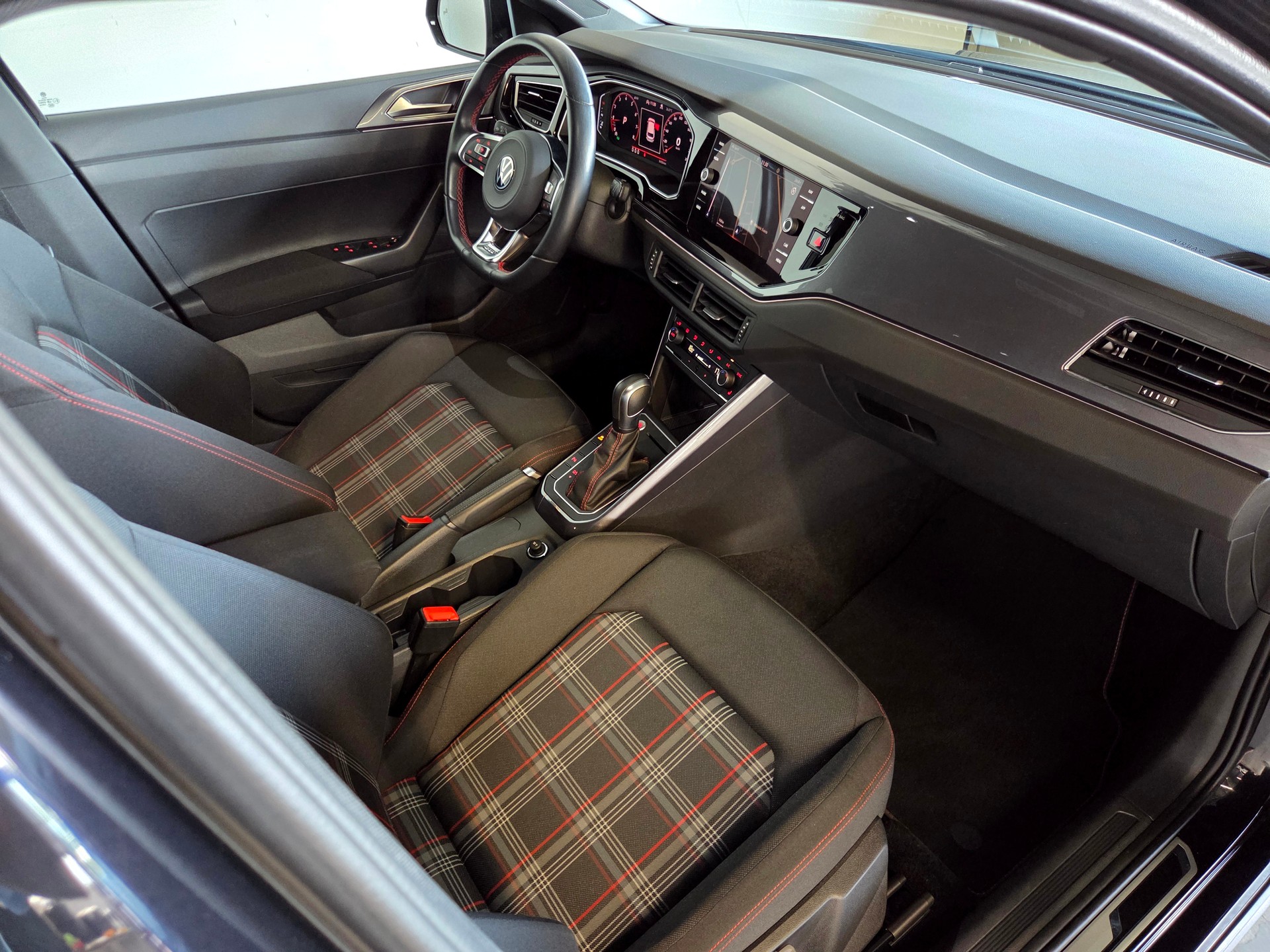 VW Polo 2.0 TSI GTI DSG-image-16
