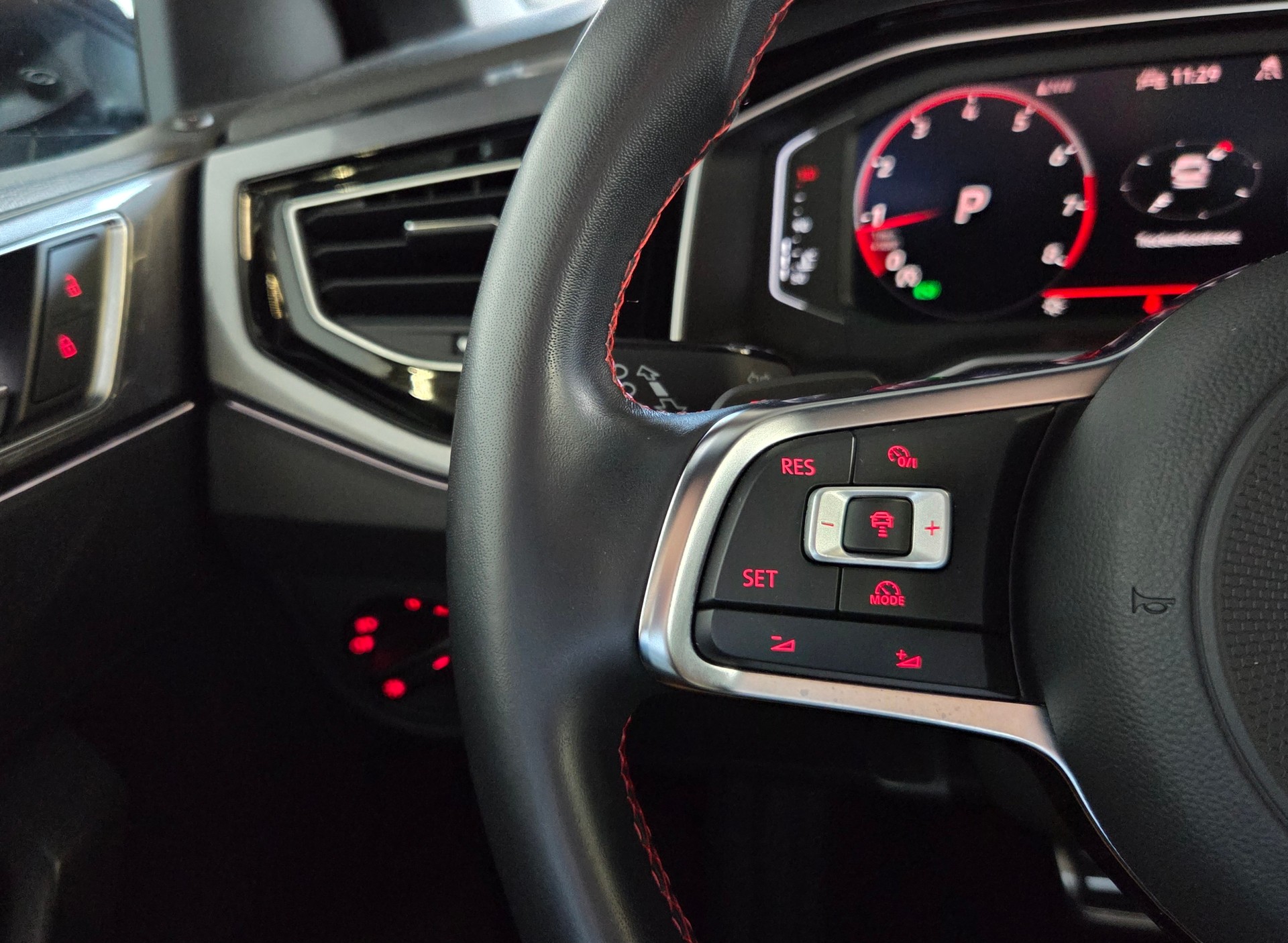 VW Polo 2.0 TSI GTI DSG-image-7