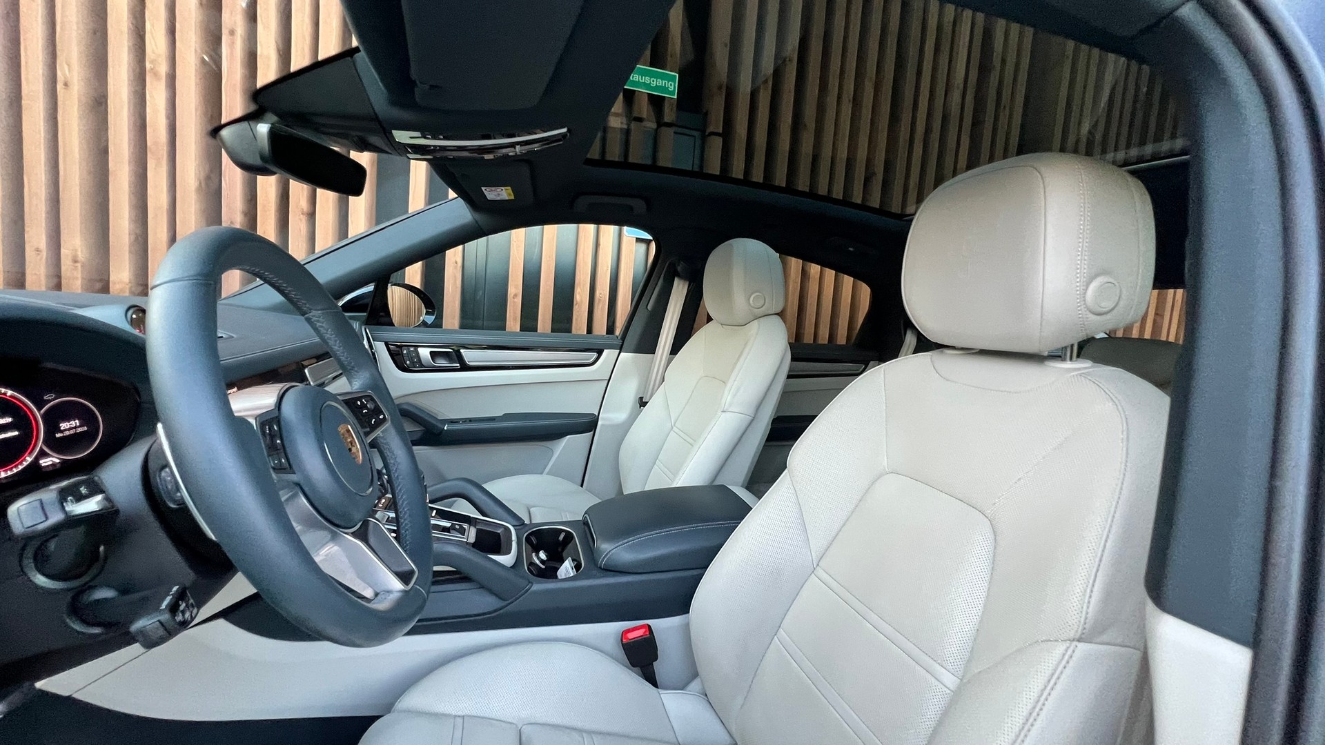 PORSCHE CAYENNE COUPÉ E-HYBRID PLATINUM EDITION l 462 PS-image-21