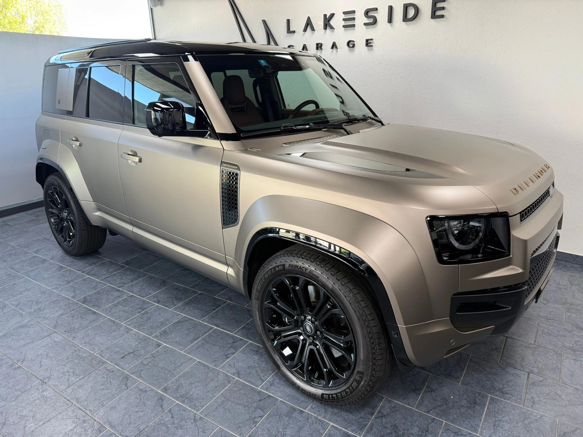 LAND ROVER Defender 110 635 V8 4.4 Octa AT8-showroom-element-3