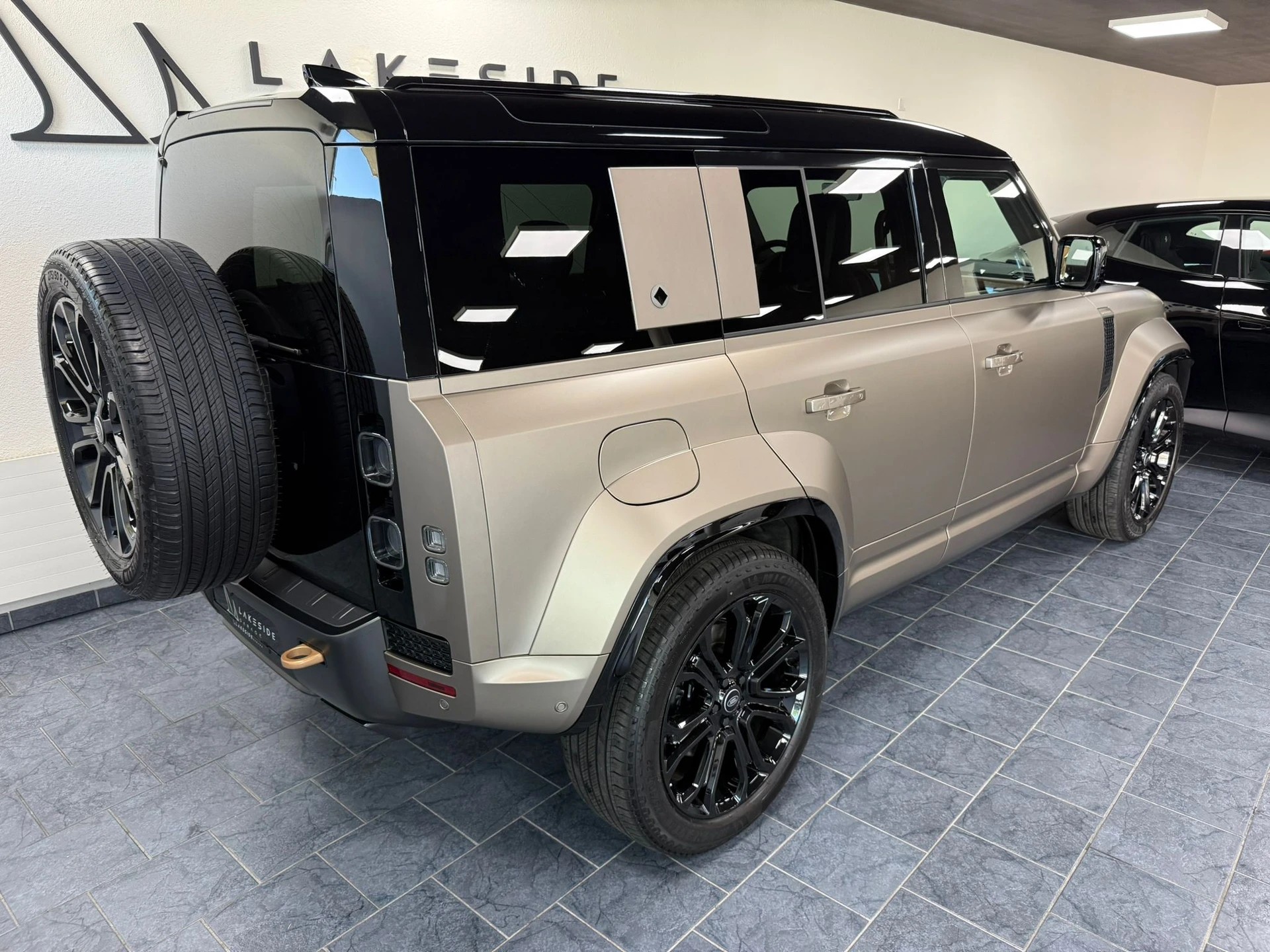LAND ROVER Defender 110 635 V8 4.4 Octa AT8-showroom-element-2