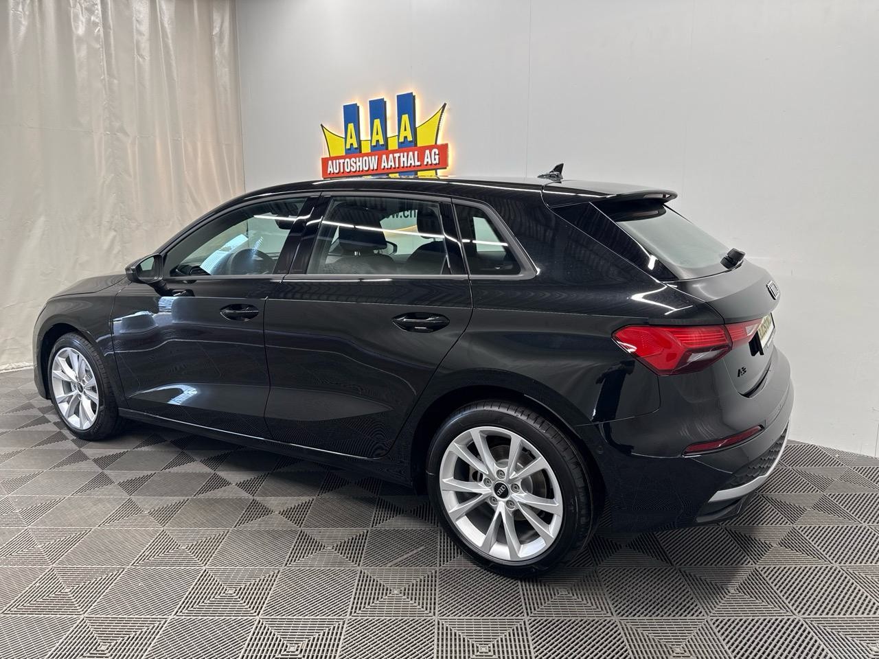 AUDI A3 Sportback 35 TFSI Attraction S-tronic-showroom-element-1