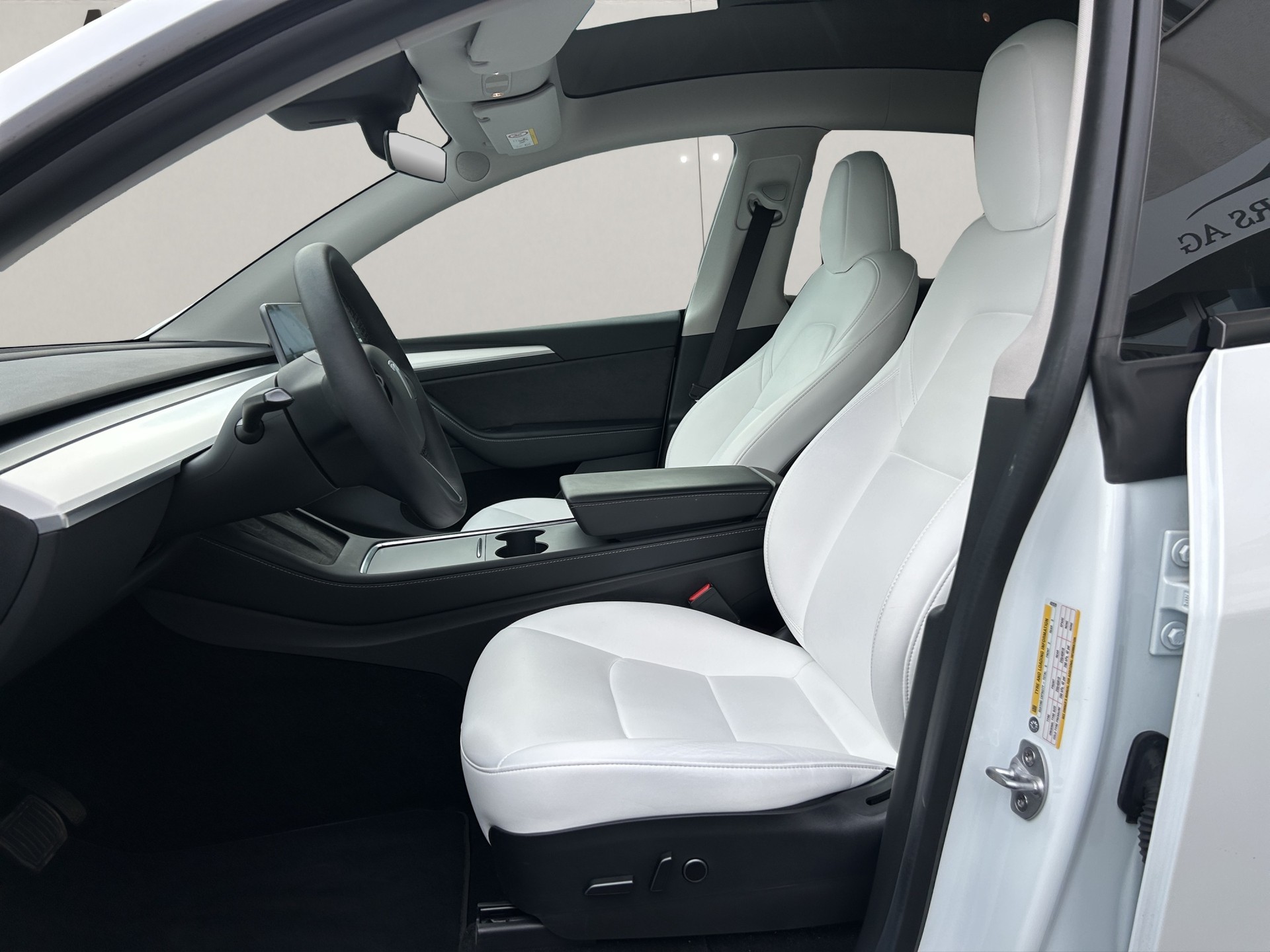 TESLA Model Y Long Range-image-5