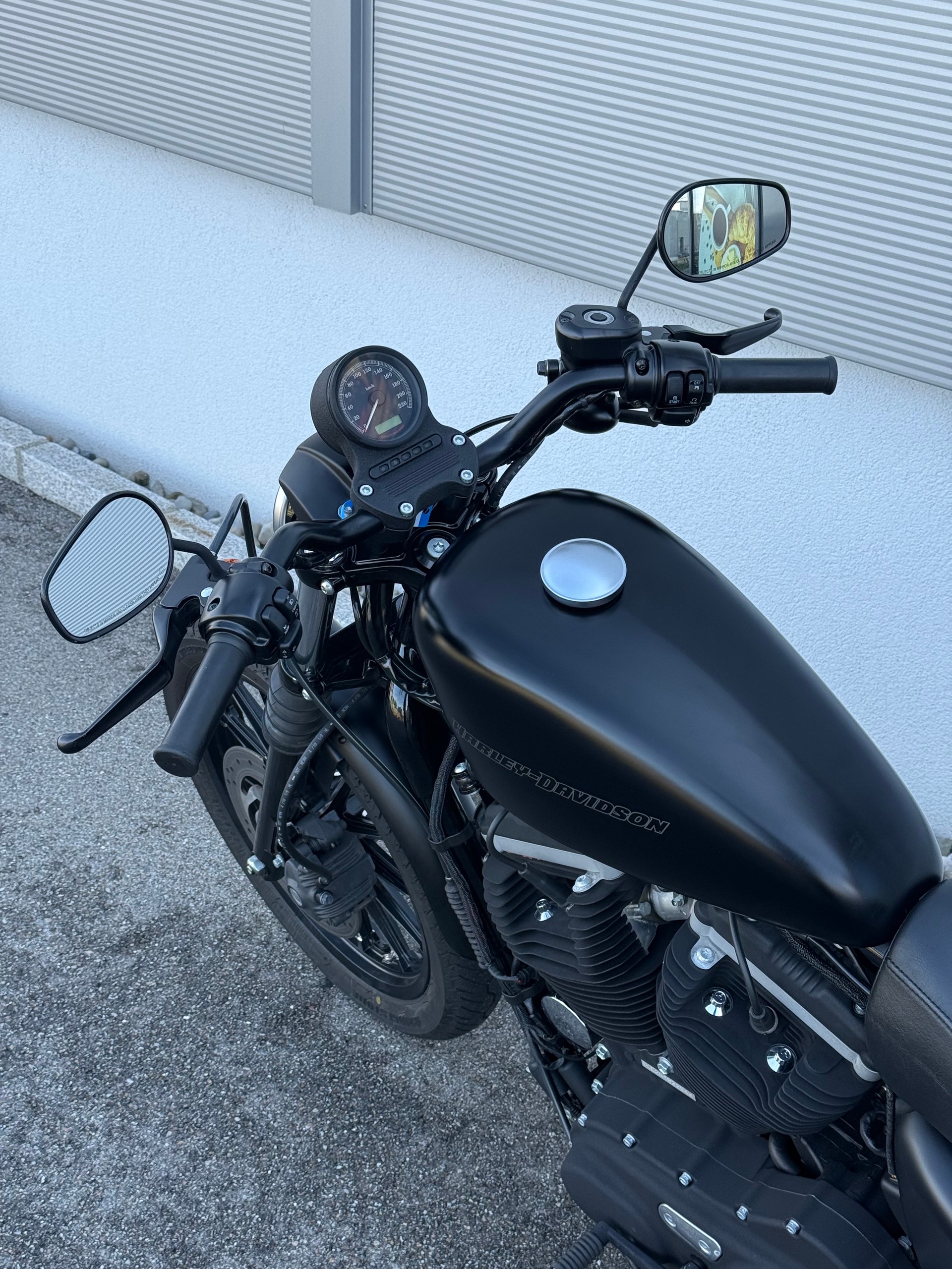 HARLEY-DAVIDSON XL 883 N Sportster Iron (25kW)-image-8