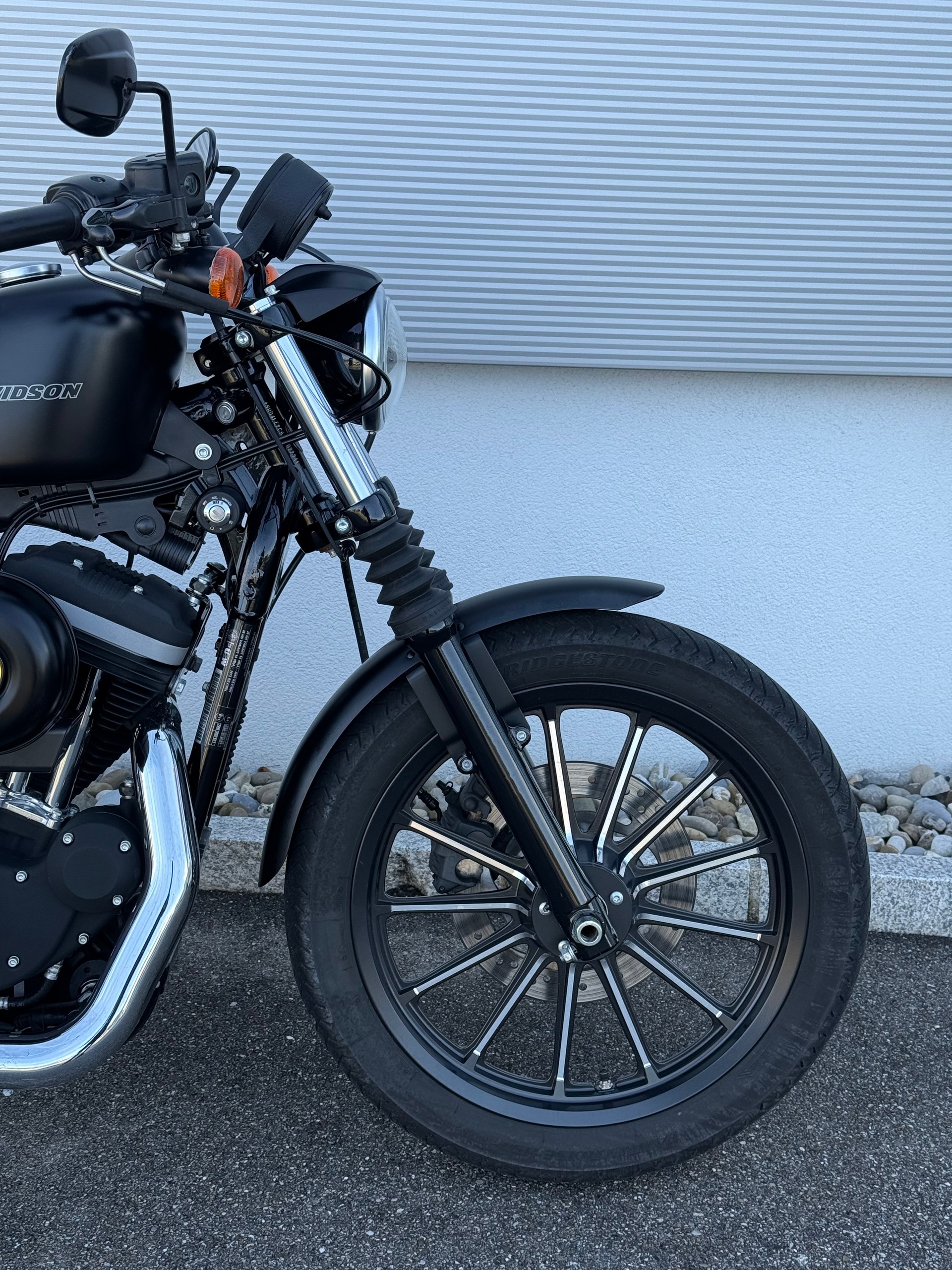 HARLEY-DAVIDSON XL 883 N Sportster Iron (25kW)-image-3