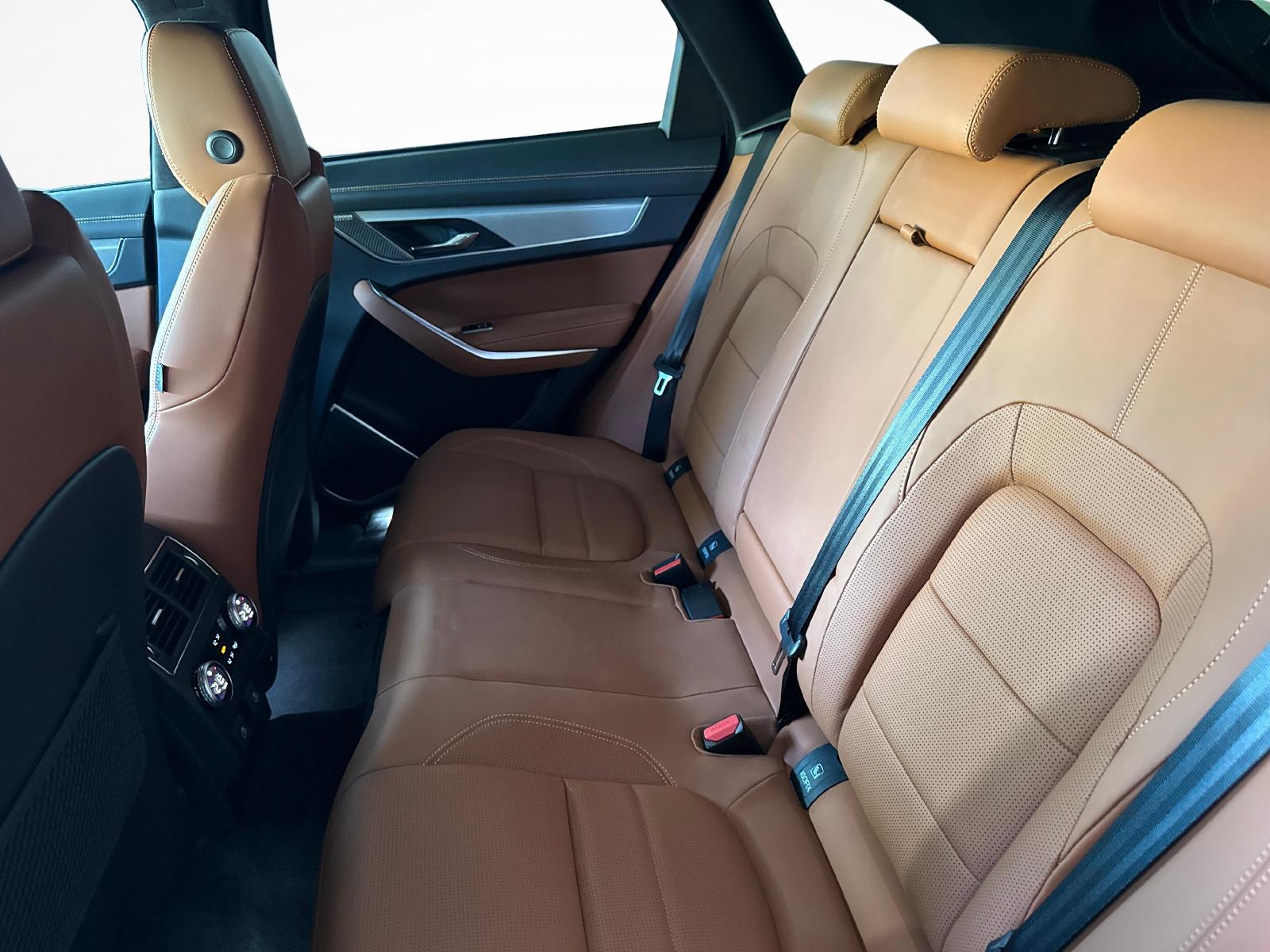 JAGUAR F-Pace 2.0 P400e R-Dynamic SE 90th Anniversary Ed. AWD mit Panoramadach-image-14
