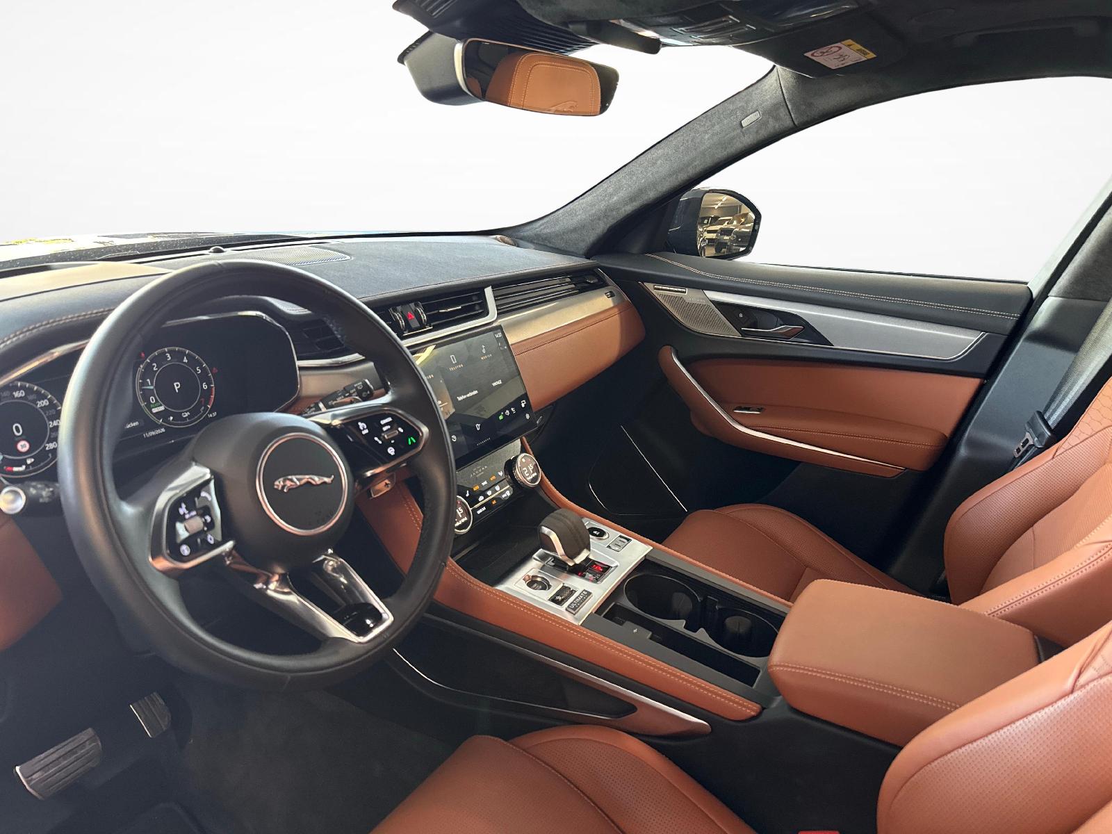 JAGUAR F-Pace 2.0 P400e R-Dynamic SE 90th Anniversary Ed. AWD mit Panoramadach-image-9