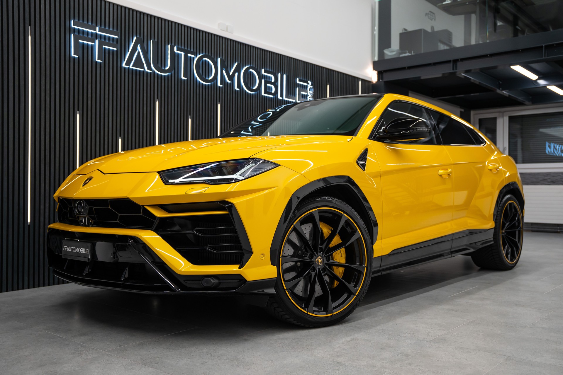 LAMBORGHINI Urus E-Gear Pearl Capsule / CH-FAHRZEUG
