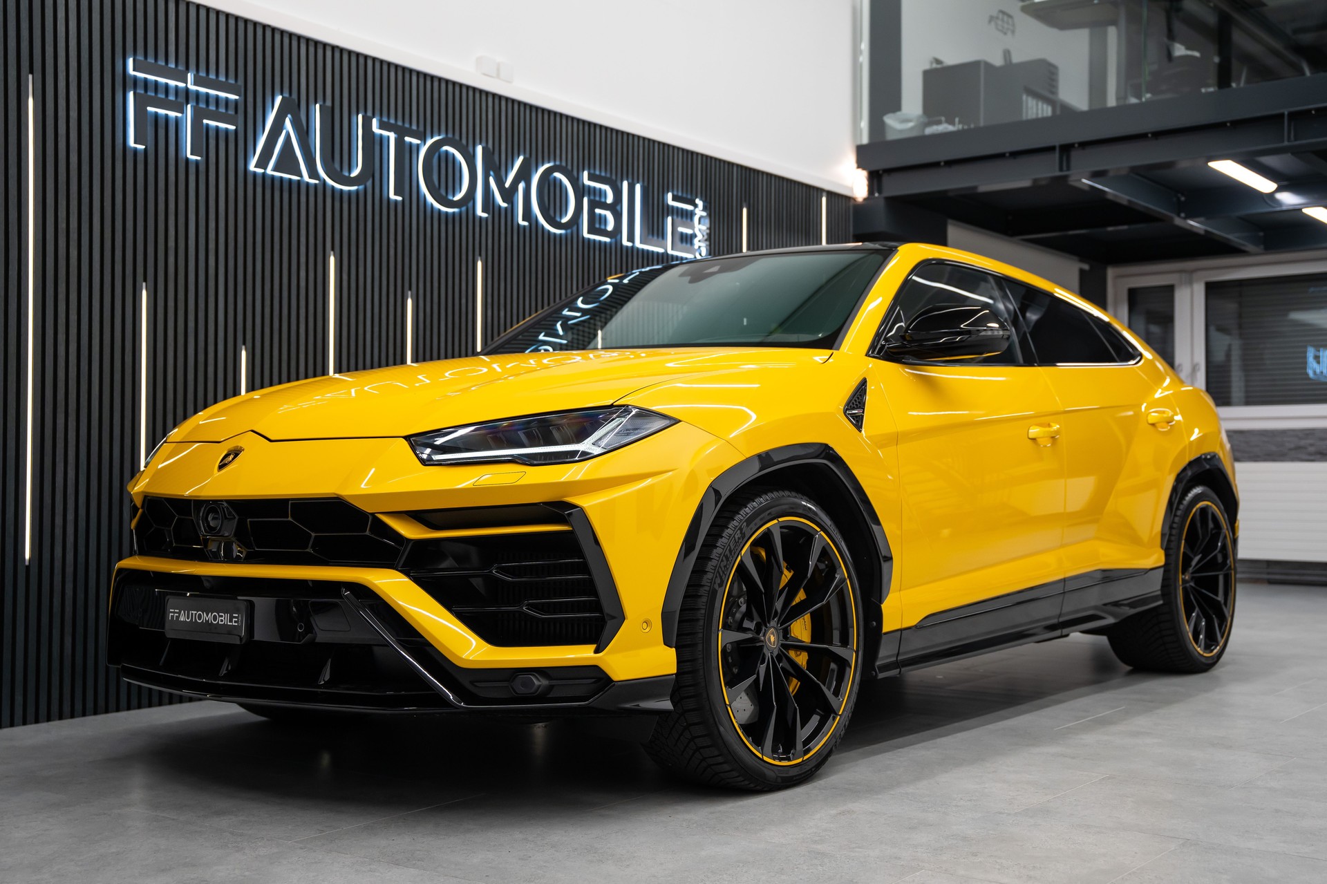 LAMBORGHINI Urus E-Gear Pearl Capsule / CH-FAHRZEUG-showroom-element-3