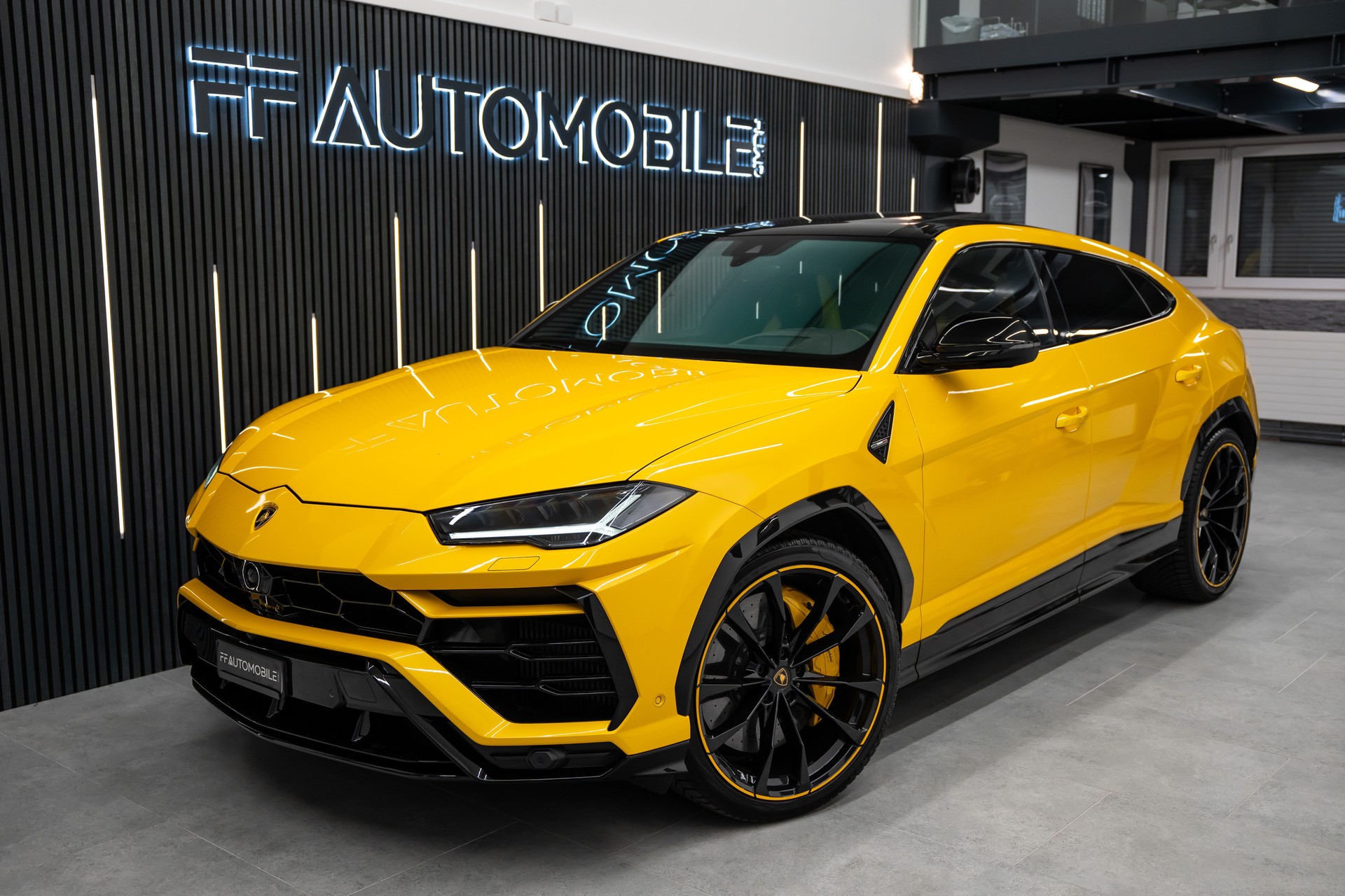 LAMBORGHINI Urus E-Gear Pearl Capsule / CH-FAHRZEUG-showroom-element-1
