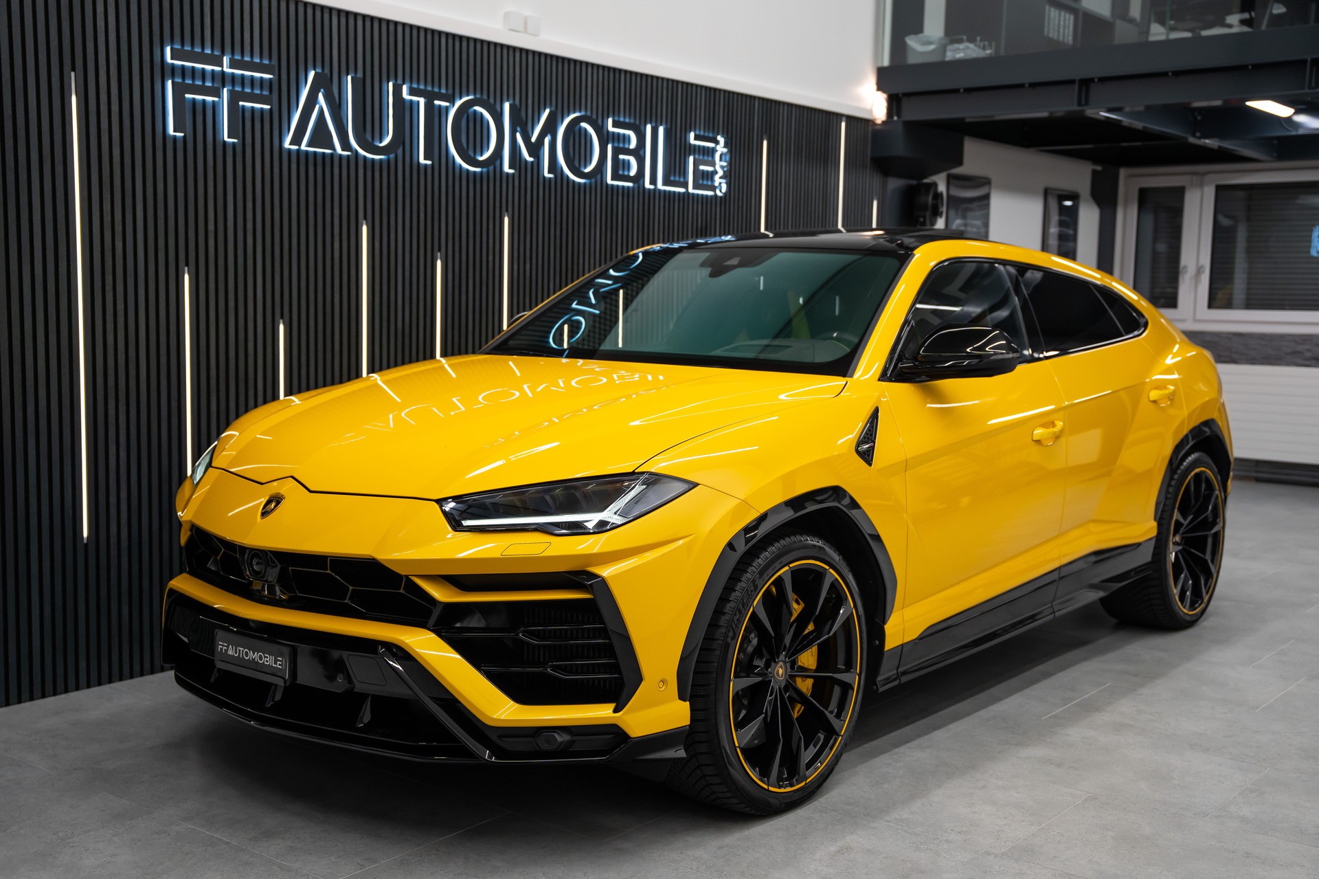 LAMBORGHINI Urus E-Gear Pearl Capsule / CH-FAHRZEUG-showroom-element-2