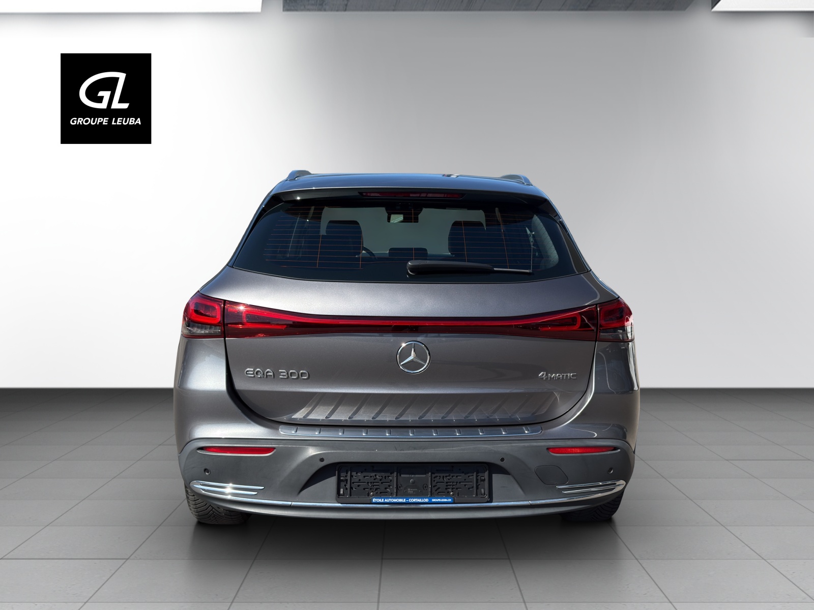 MERCEDES-BENZ EQA 300 4Matic-showroom-element-3