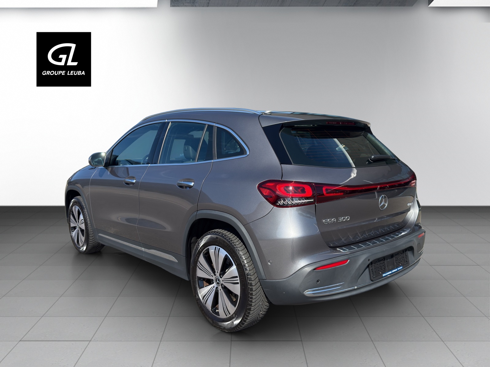 MERCEDES-BENZ EQA 300 4Matic-showroom-element-1