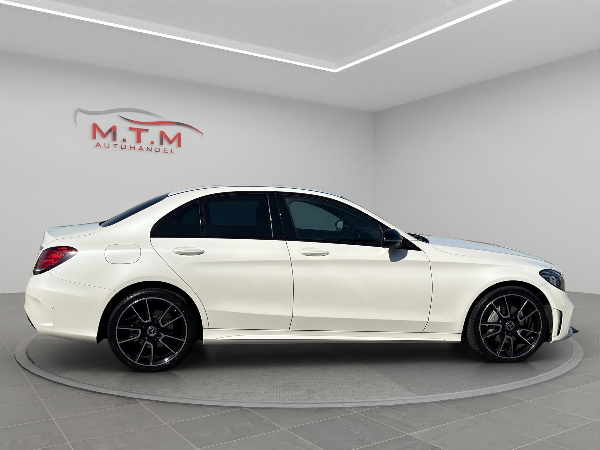 MERCEDES-BENZ C 200 Swiss Star AMG Line 4Matic 9G-Tronic-image-13