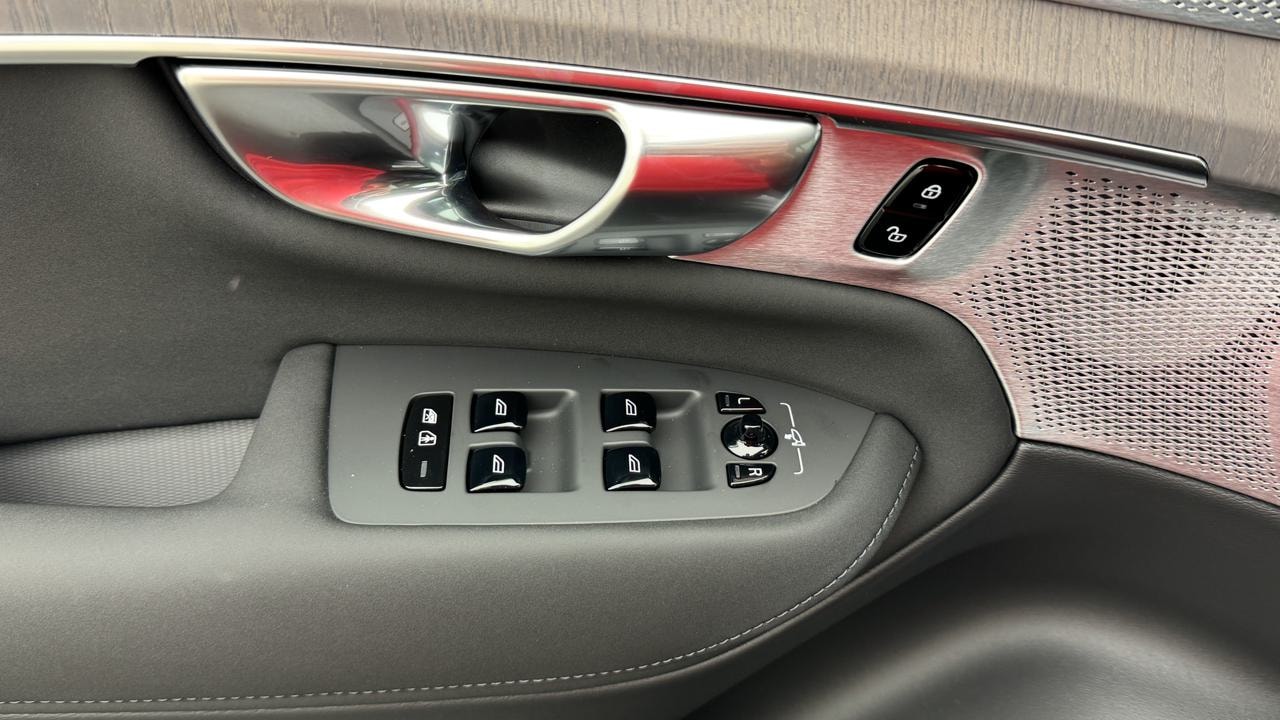 VOLVO XC90 T8 AWD PluginHybrid Ultra Dark Geartronic-image-9