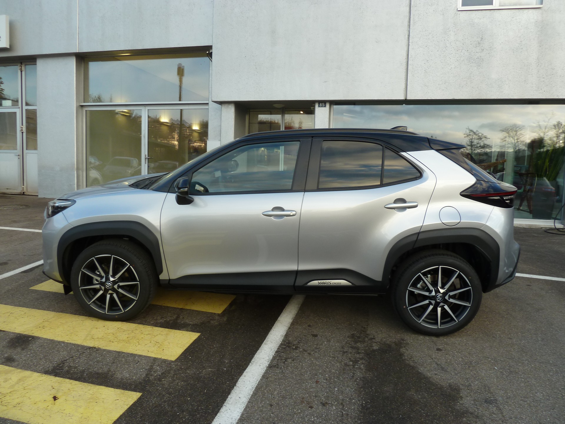 TOYOTA Yaris Cross 1.5 GR Sport e-CVT-showroom-element-2