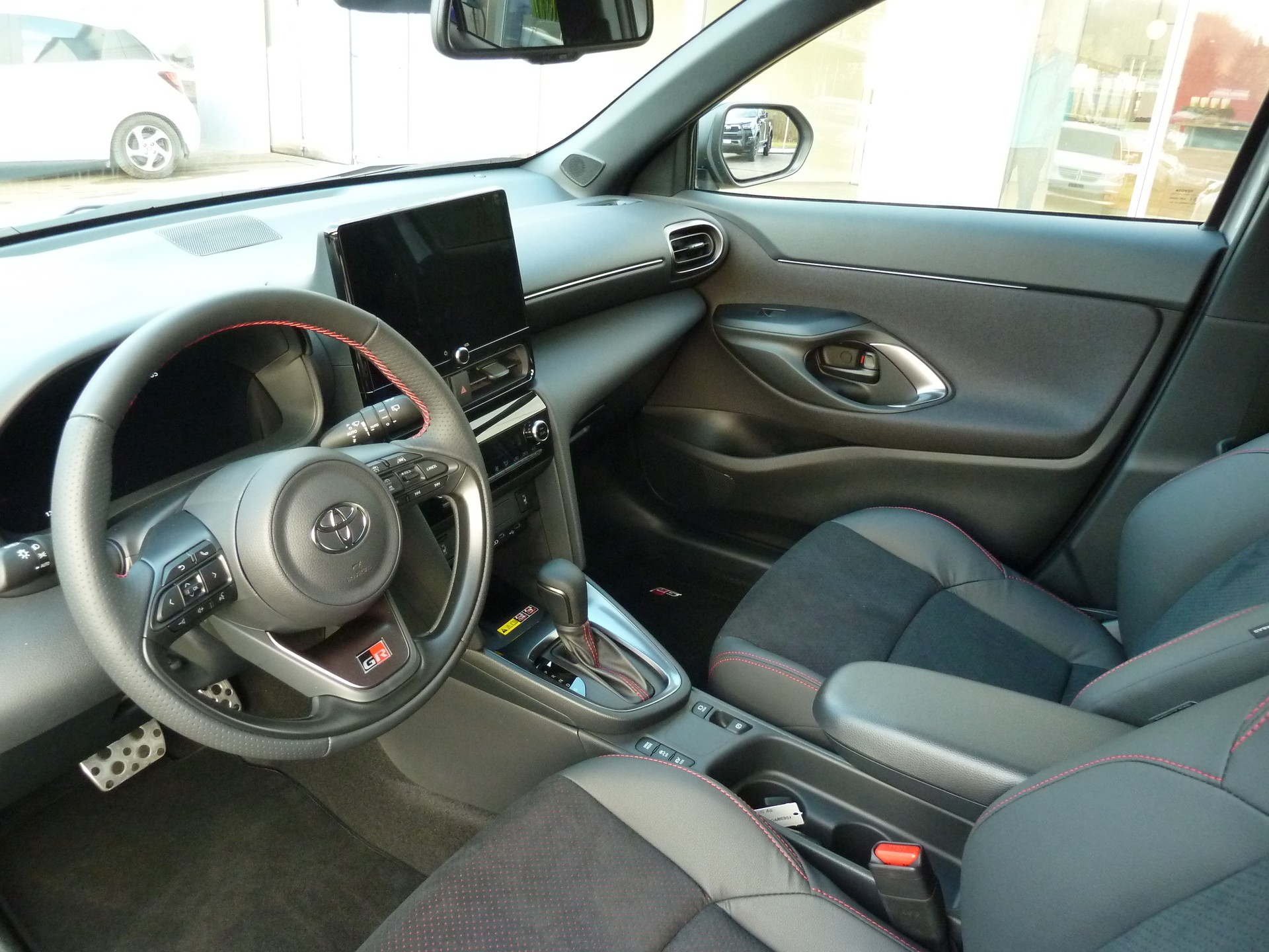 TOYOTA Yaris Cross 1.5 GR Sport e-CVT-image-11