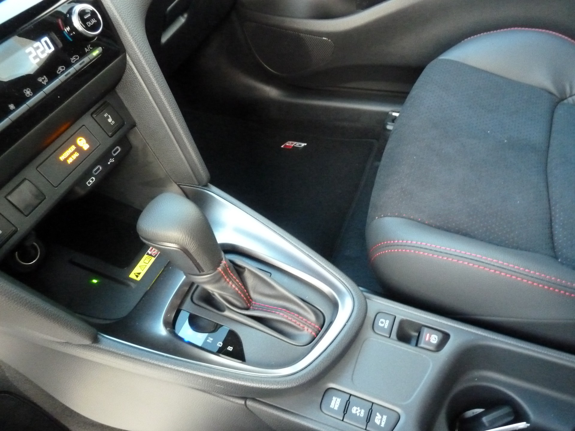 TOYOTA Yaris Cross 1.5 GR Sport e-CVT-image-13