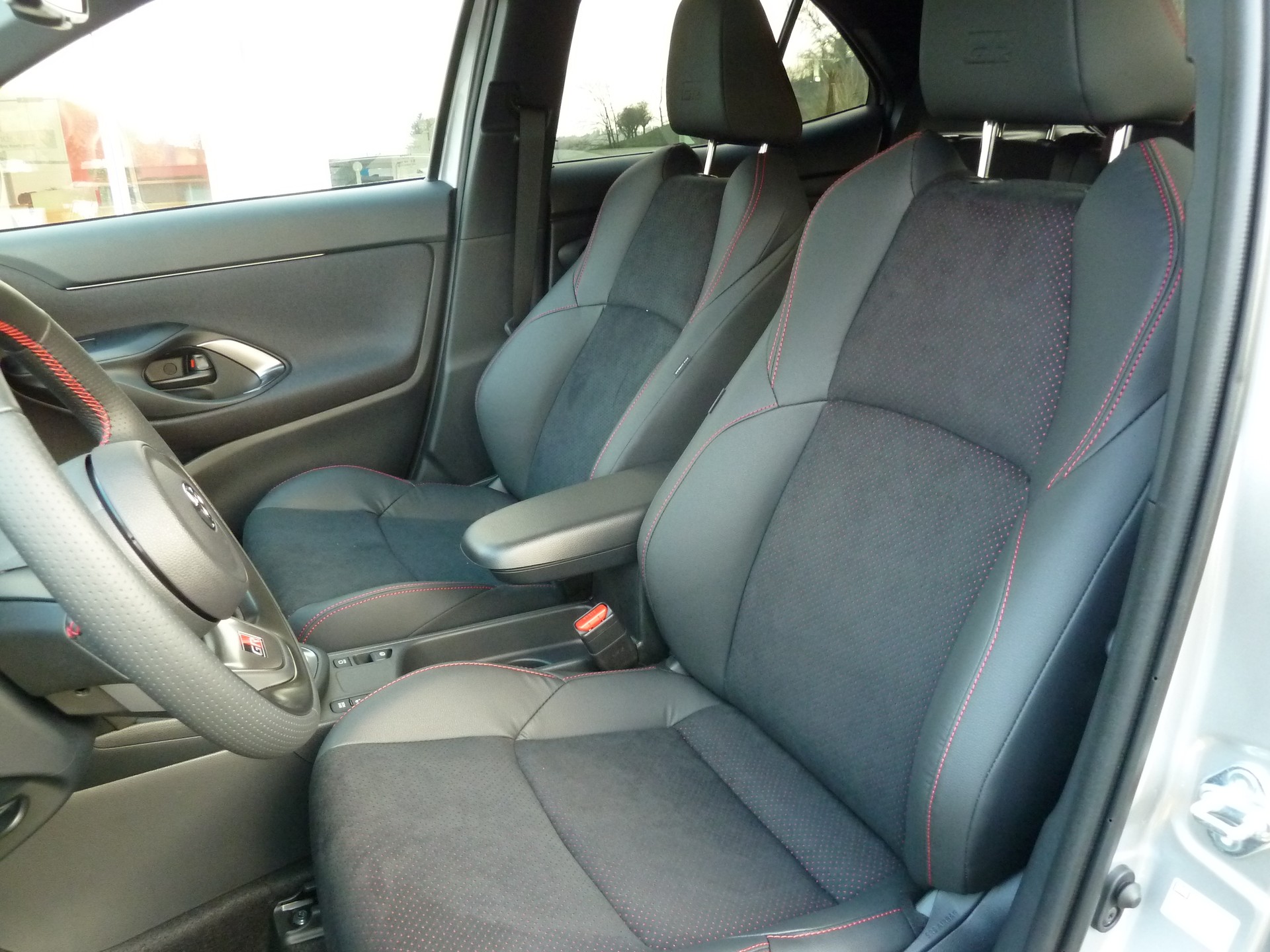 TOYOTA Yaris Cross 1.5 GR Sport e-CVT-image-12