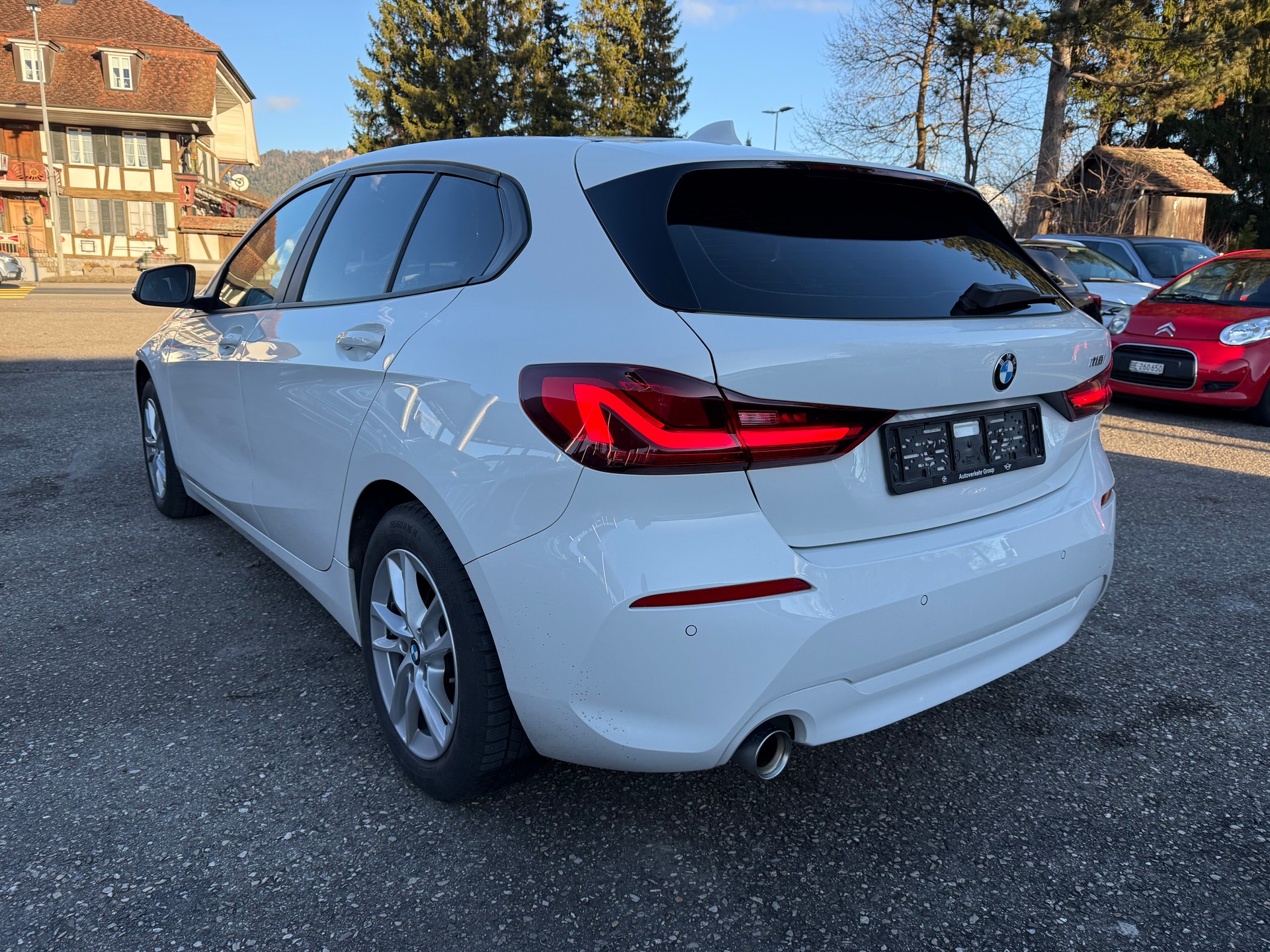 BMW 118i Essential Edition Steptronic-image-6