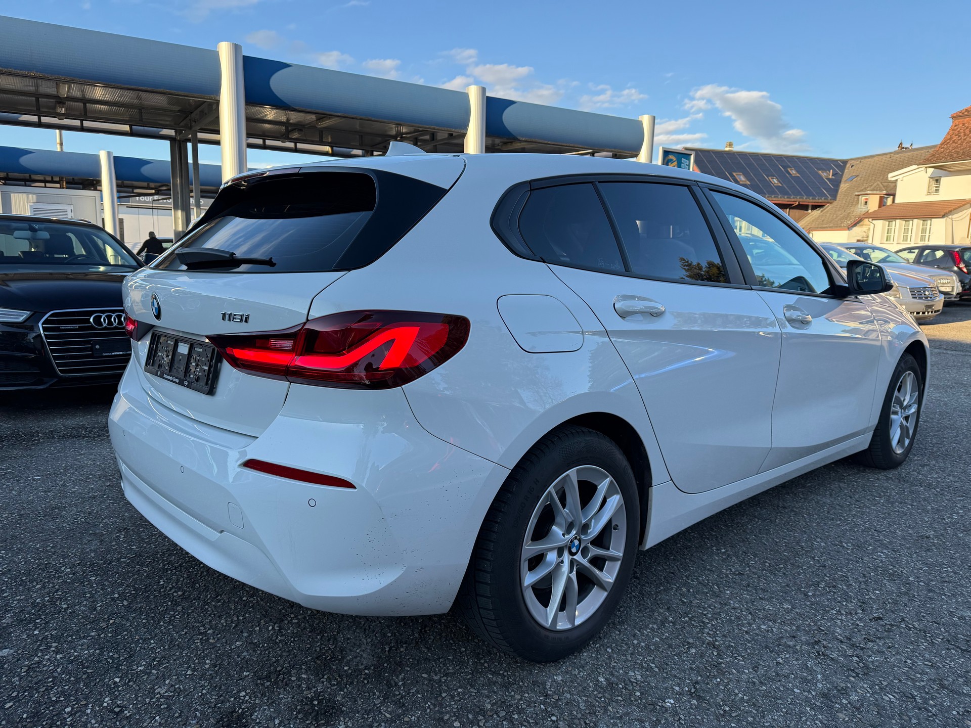 BMW 118i Essential Edition Steptronic-image-4