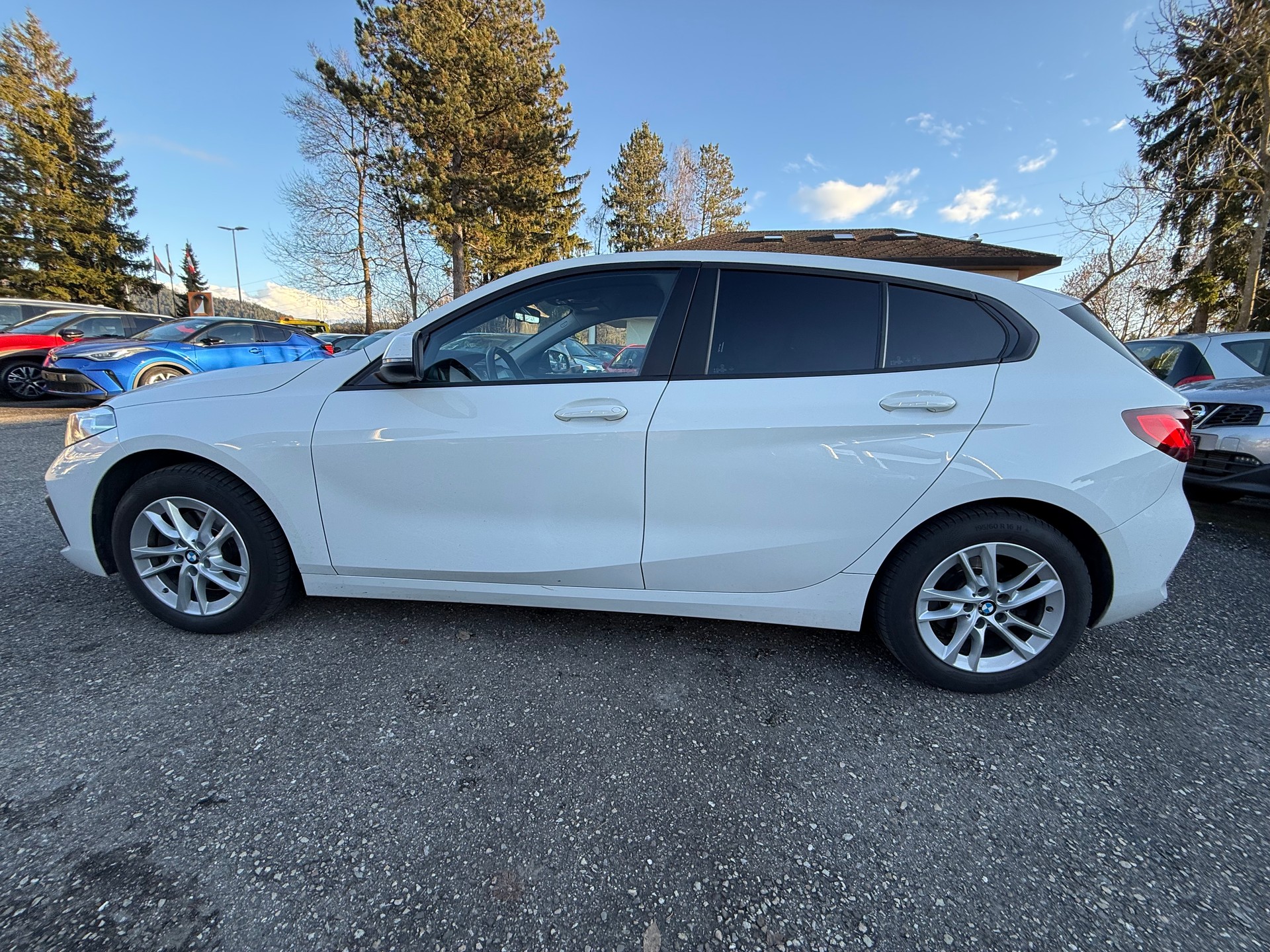 BMW 118i Essential Edition Steptronic-image-7