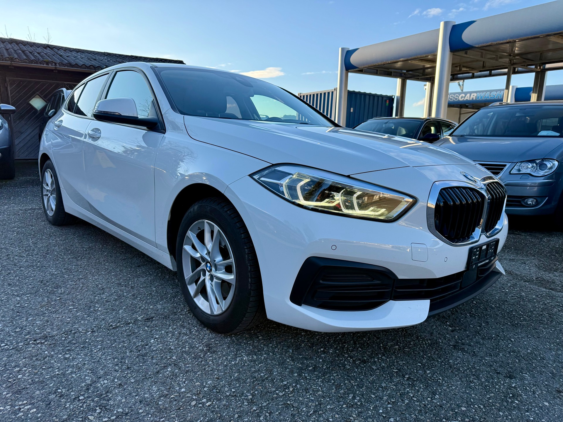 BMW 118i Essential Edition Steptronic-image-2