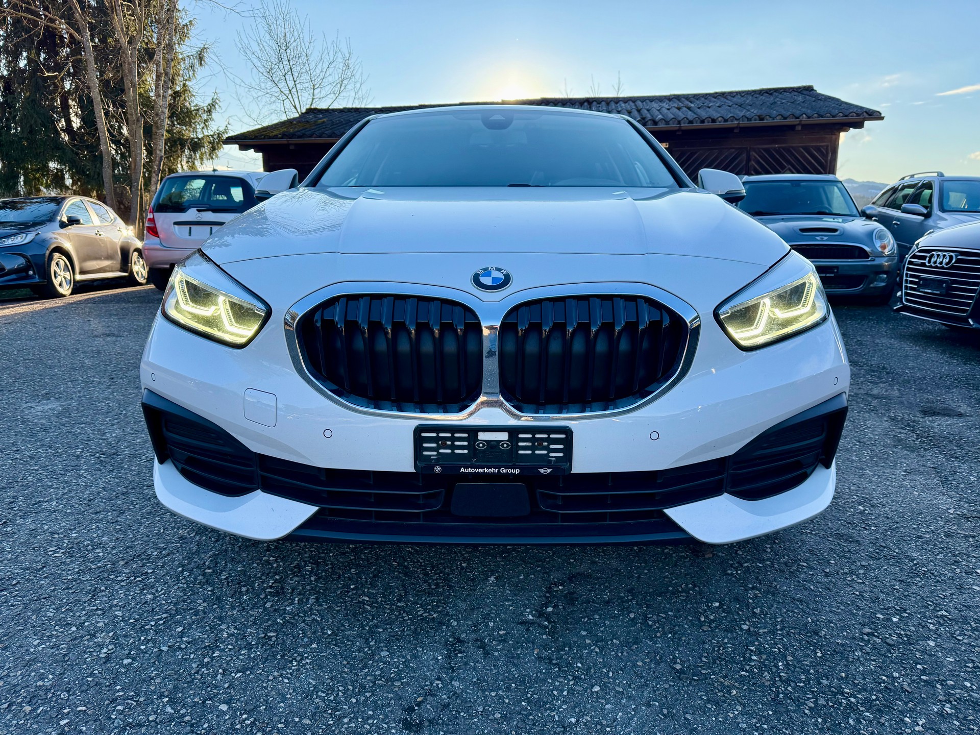 BMW 118i Essential Edition Steptronic-image-1